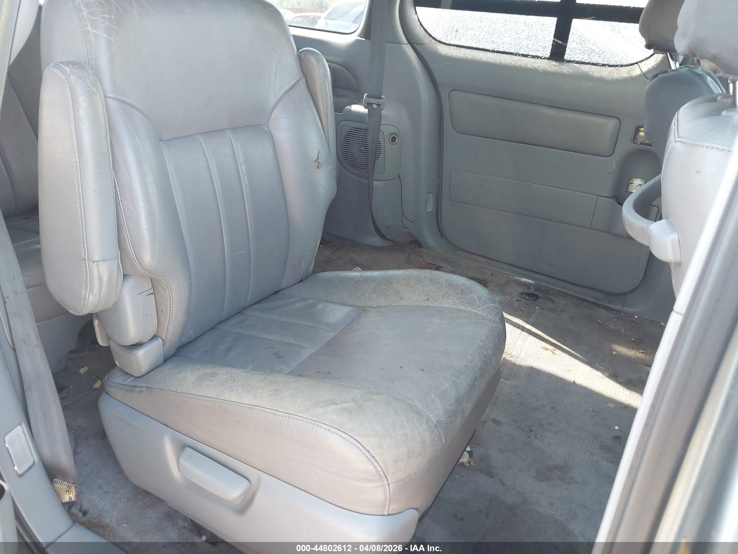 TOYOTA SIENNA image 8