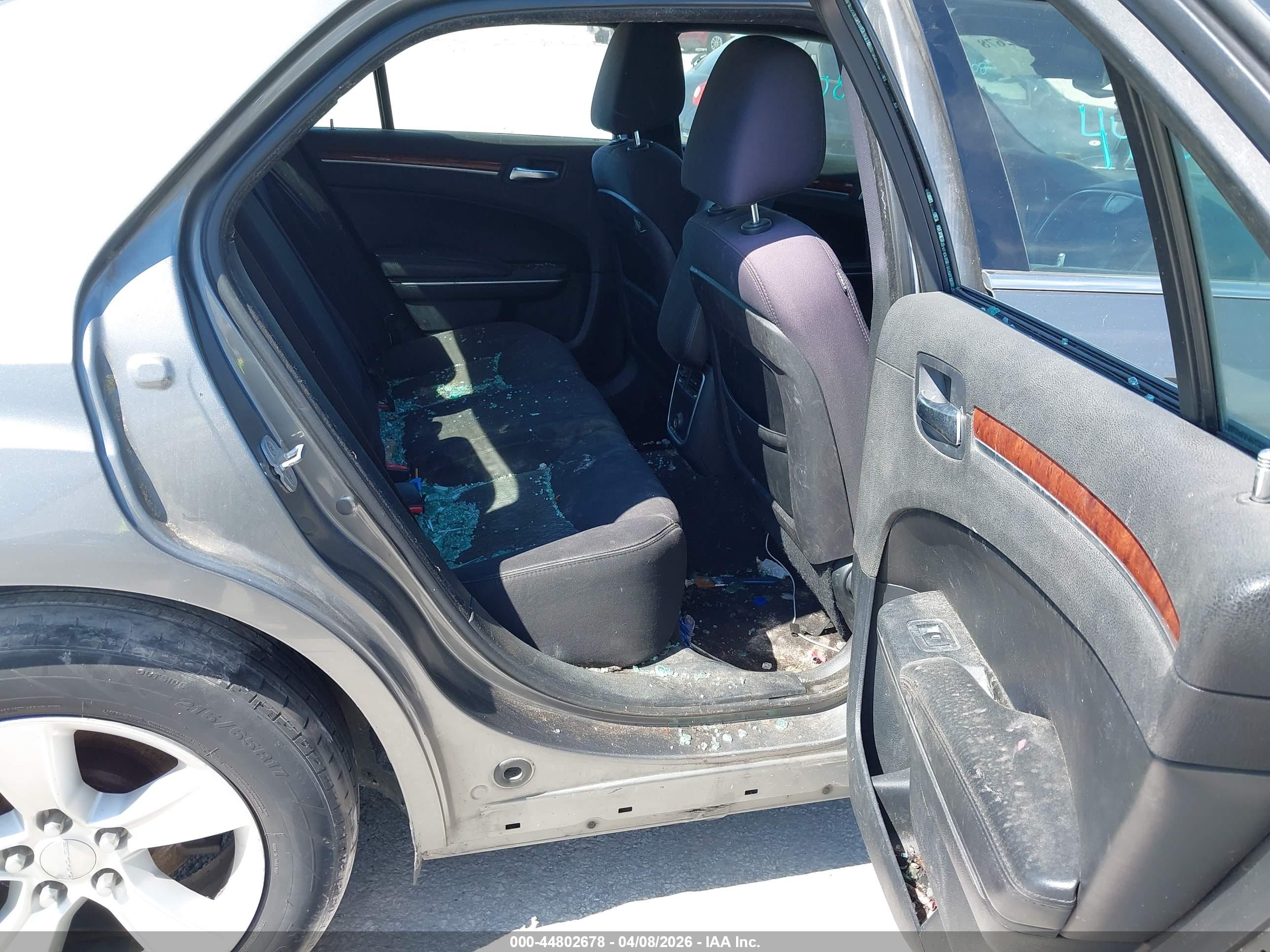 CHRYSLER 300 image 8