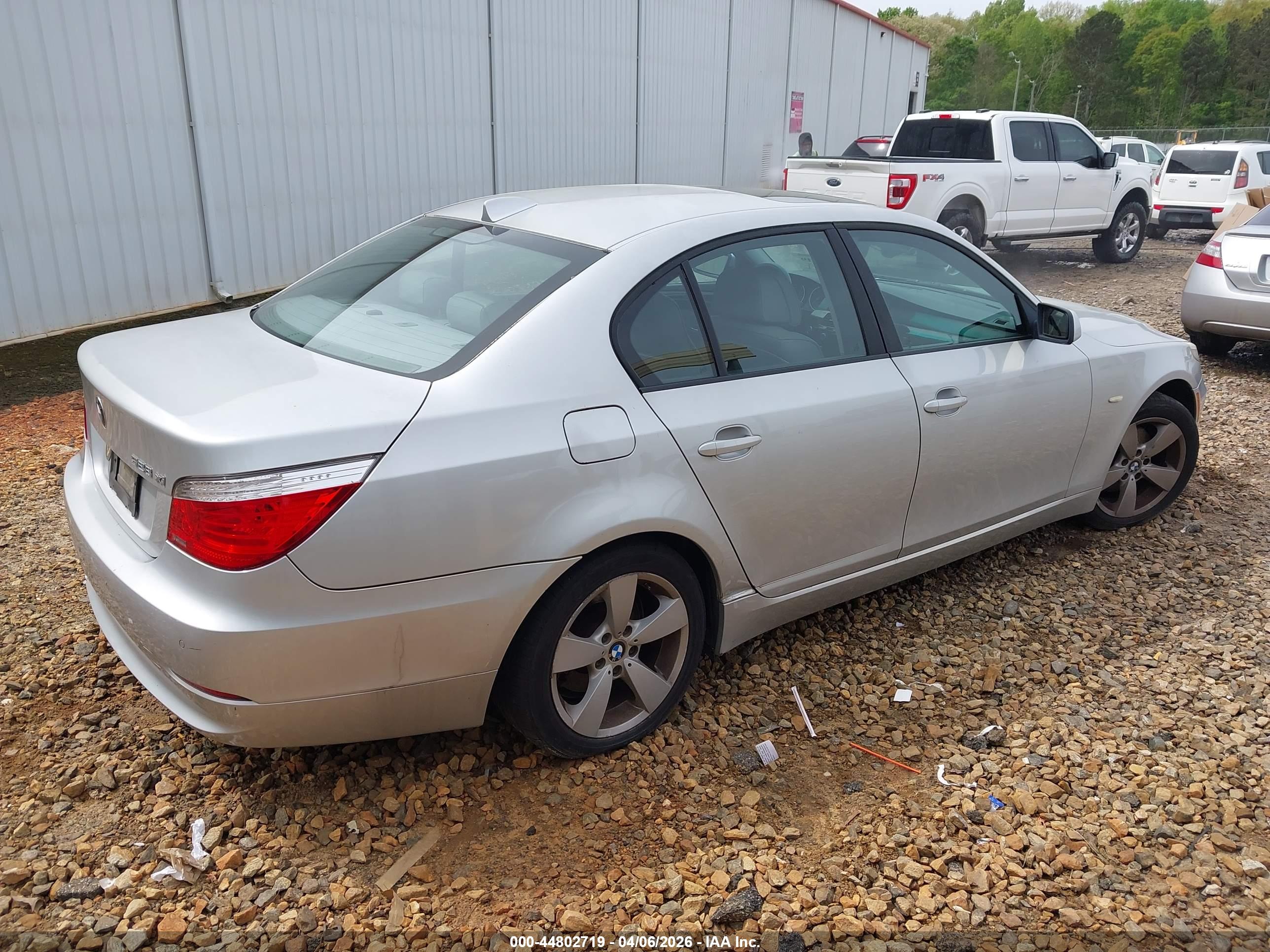 BMW 528XI image 4
