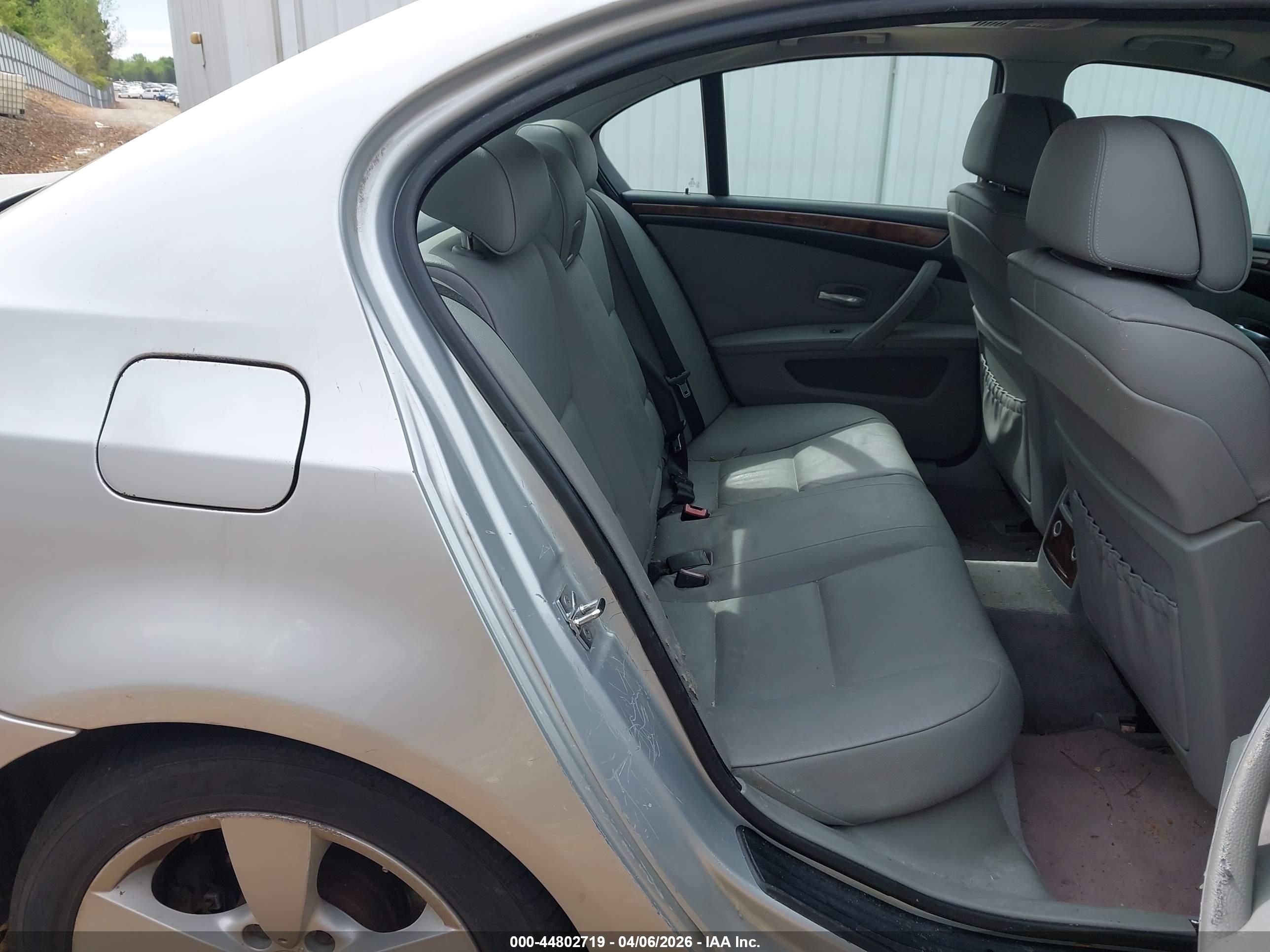 BMW 528XI image 8