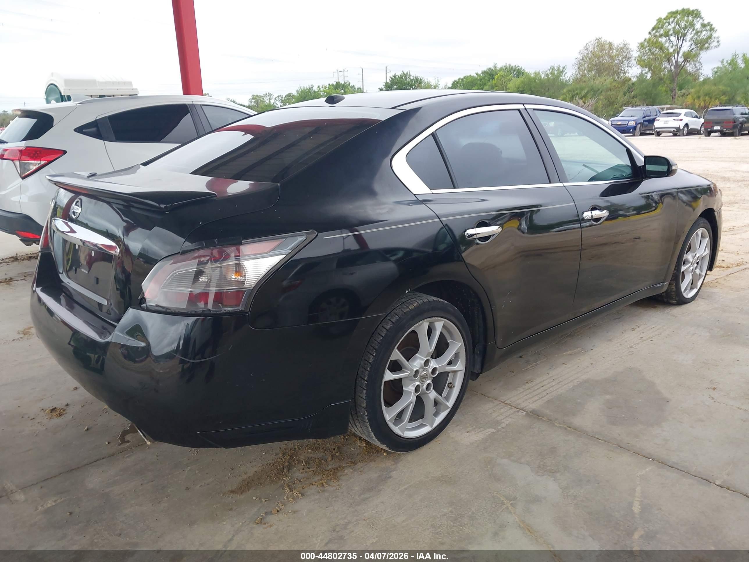 NISSAN MAXIMA image 4