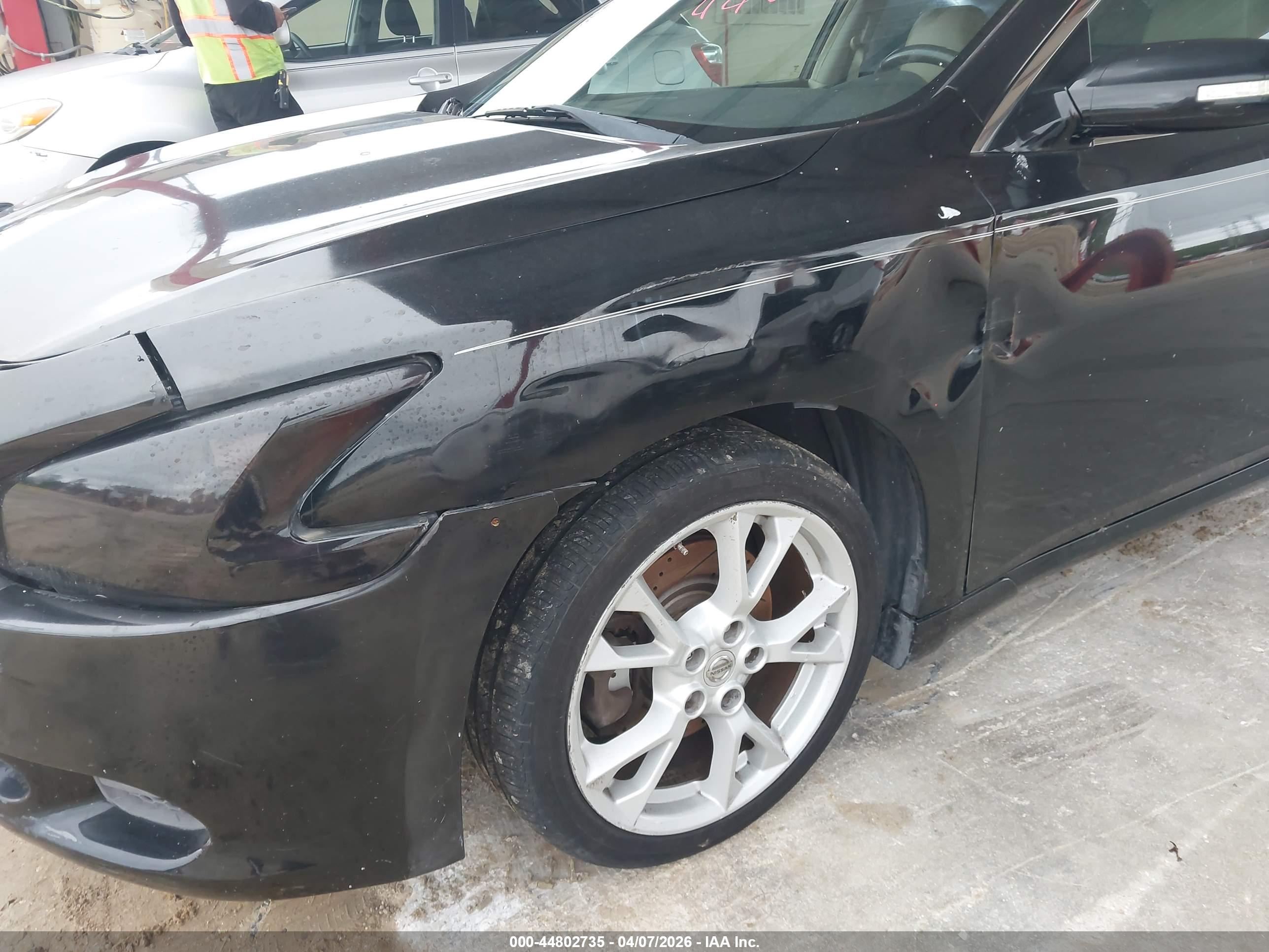 NISSAN MAXIMA image 6