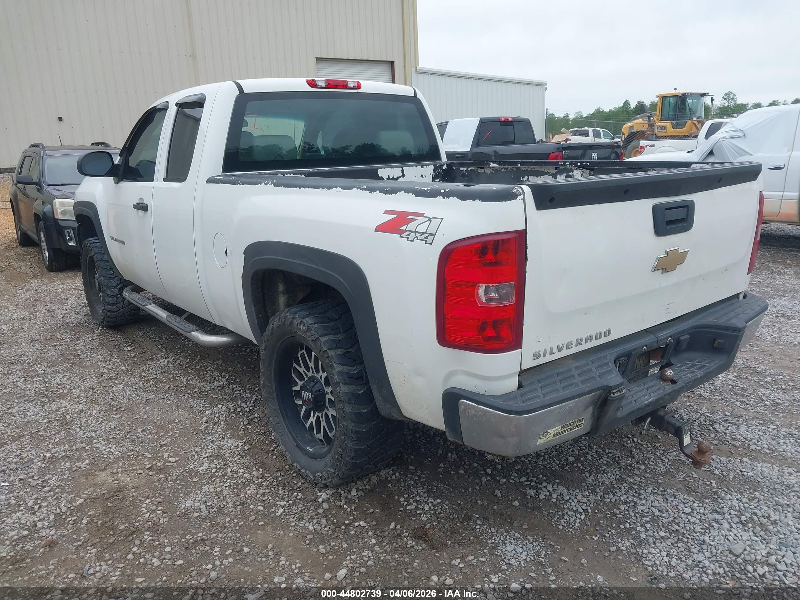CHEVROLET SILVERADO image 3