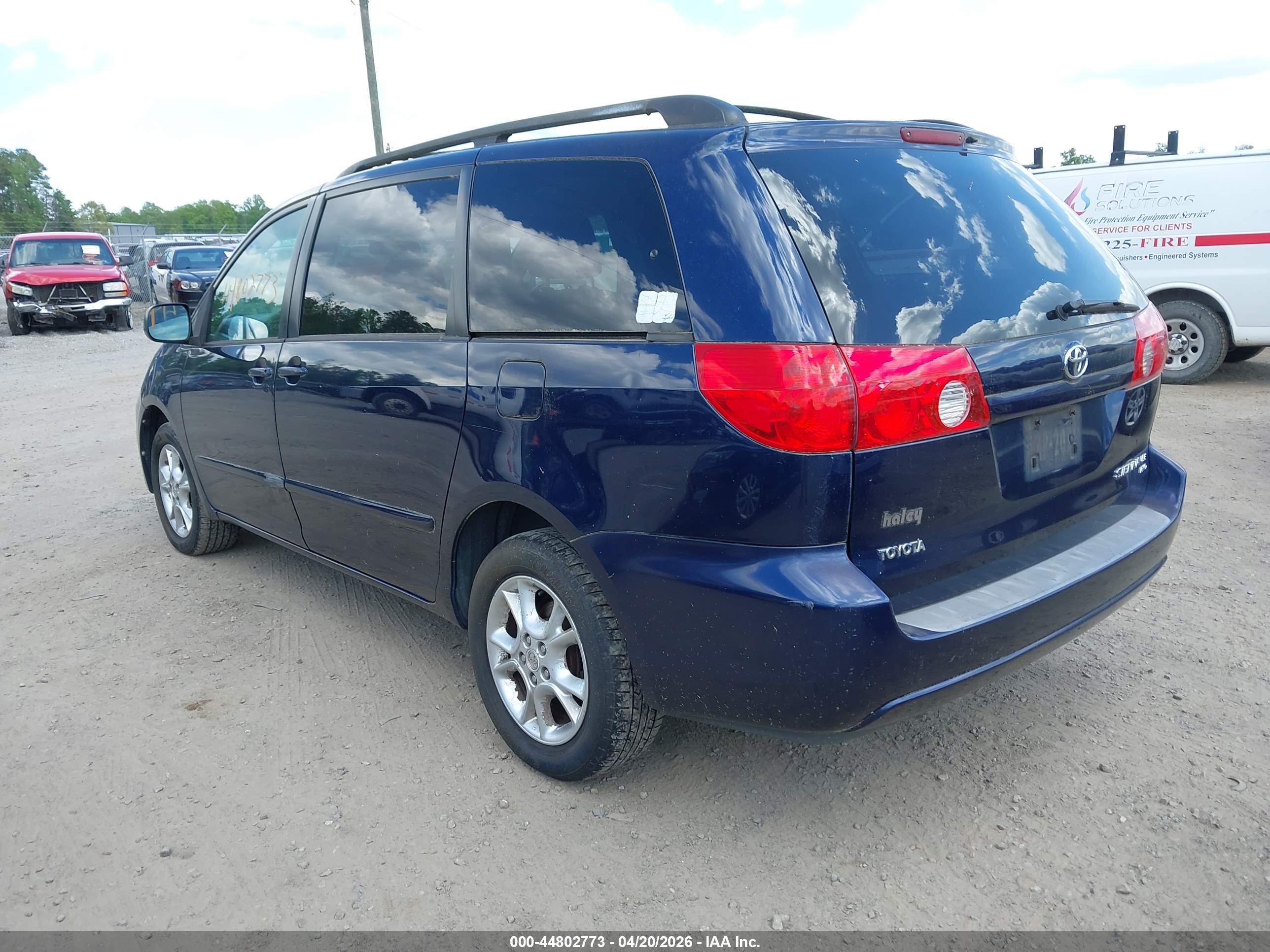 TOYOTA SIENNA image 3