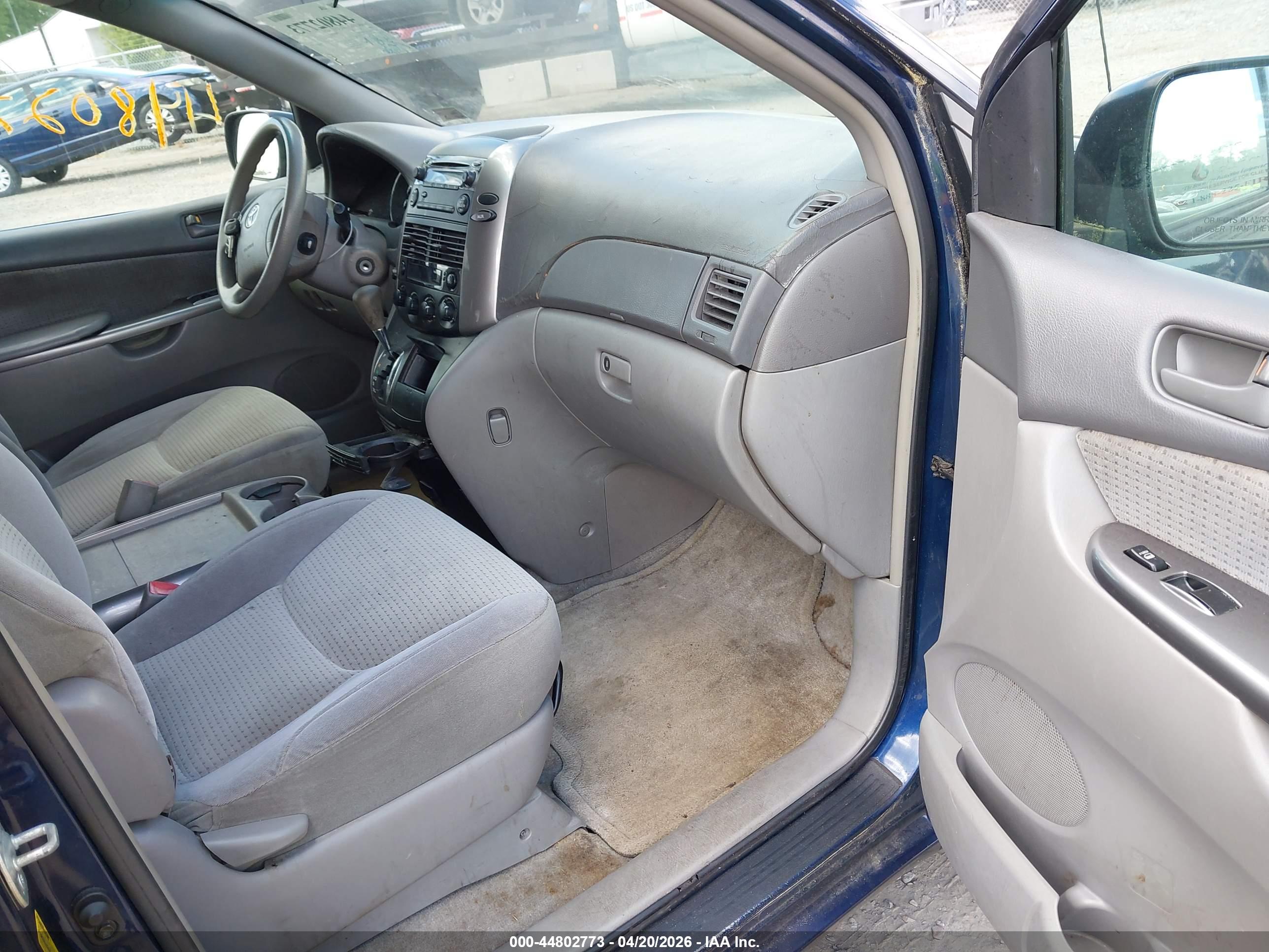 TOYOTA SIENNA image 5