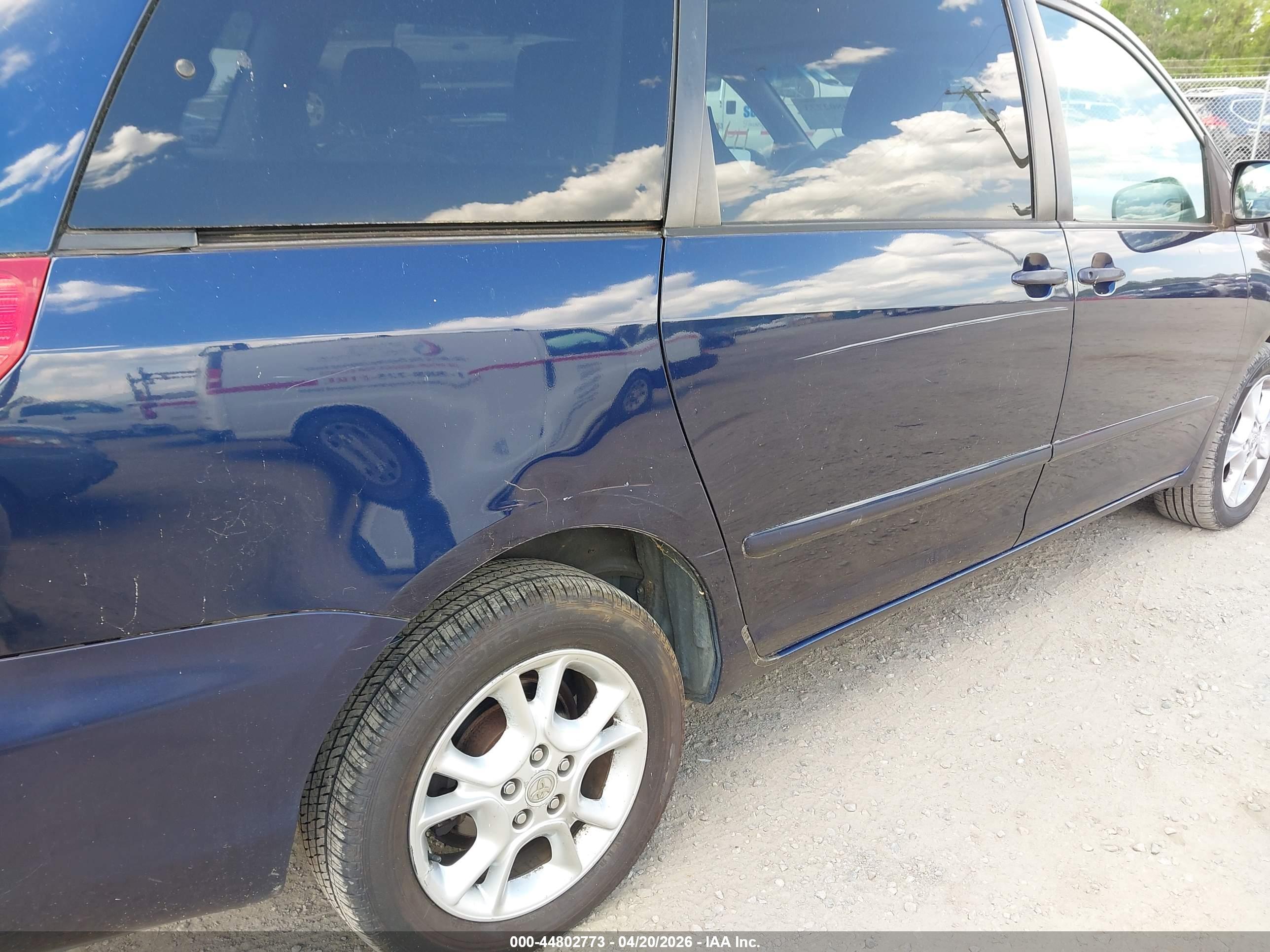 TOYOTA SIENNA image 6