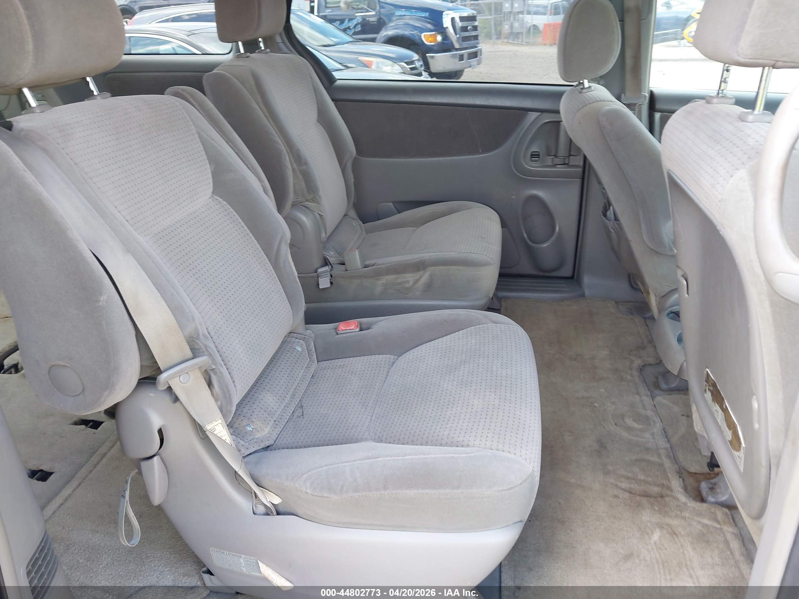 TOYOTA SIENNA image 8