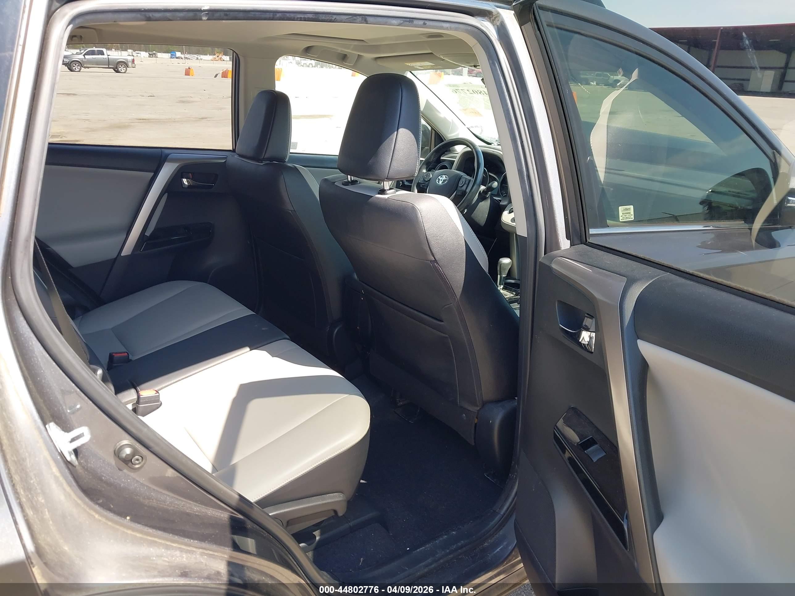TOYOTA RAV4 image 8