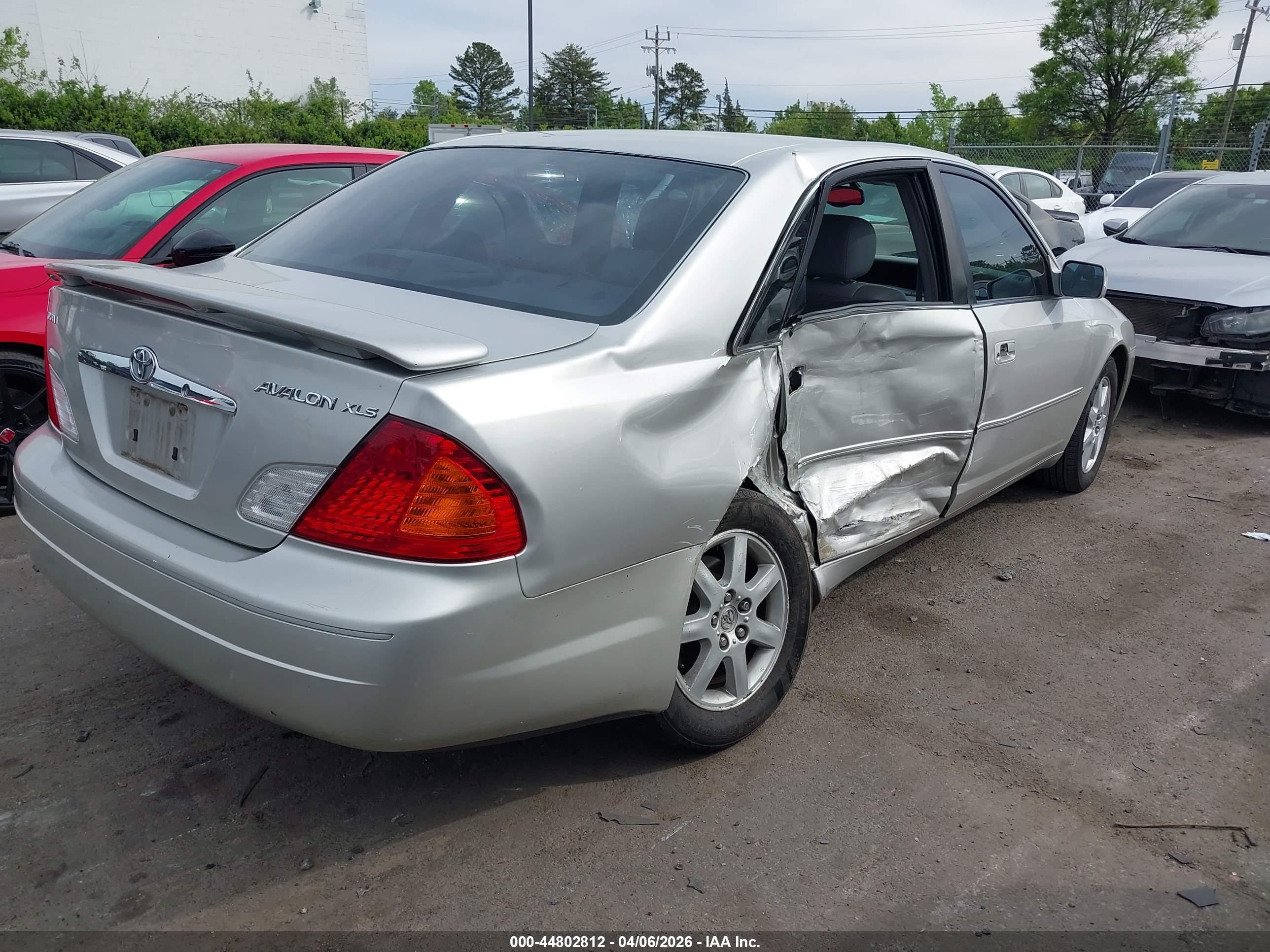 TOYOTA AVALON image 4