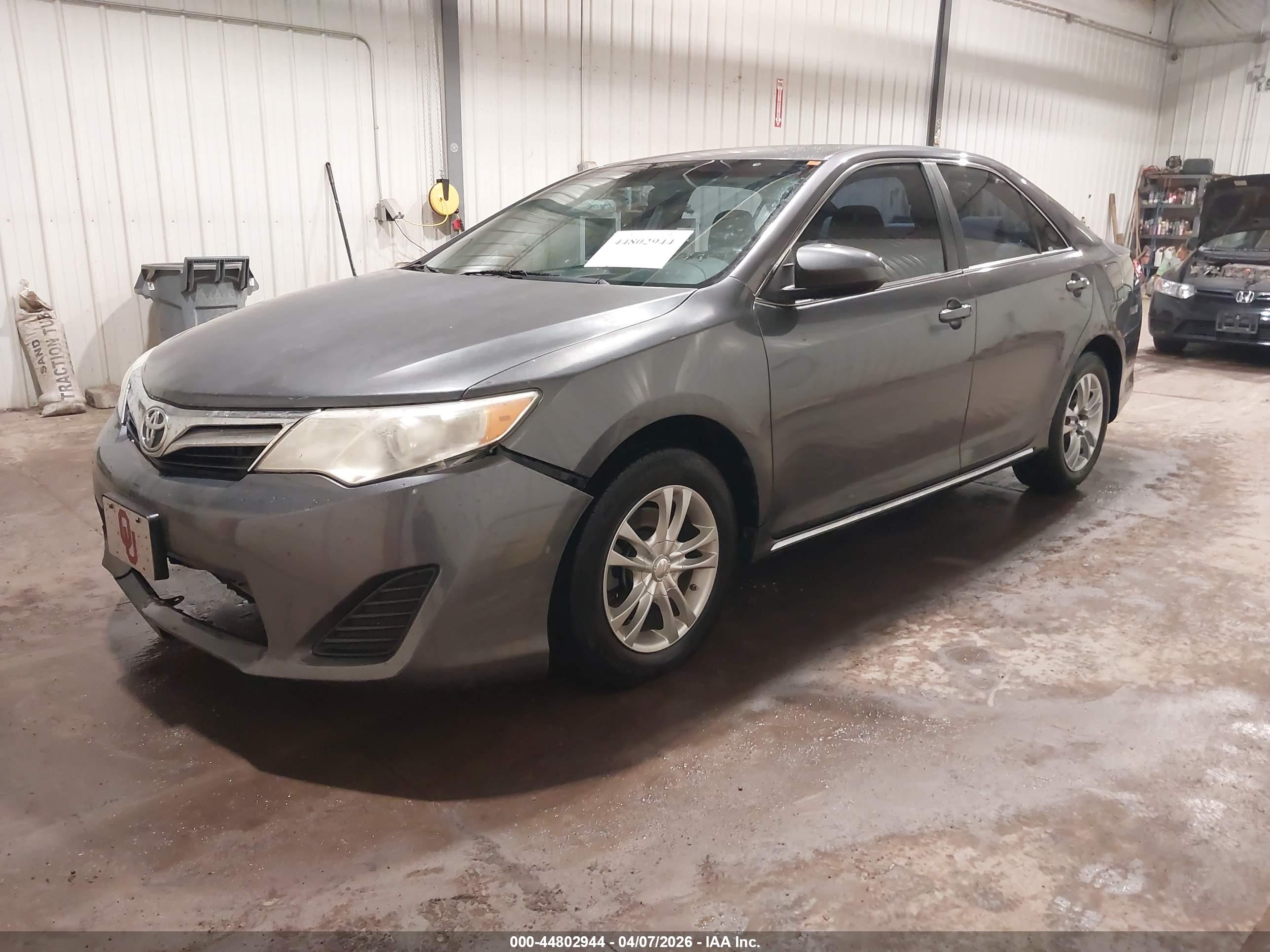 TOYOTA CAMRY image 2