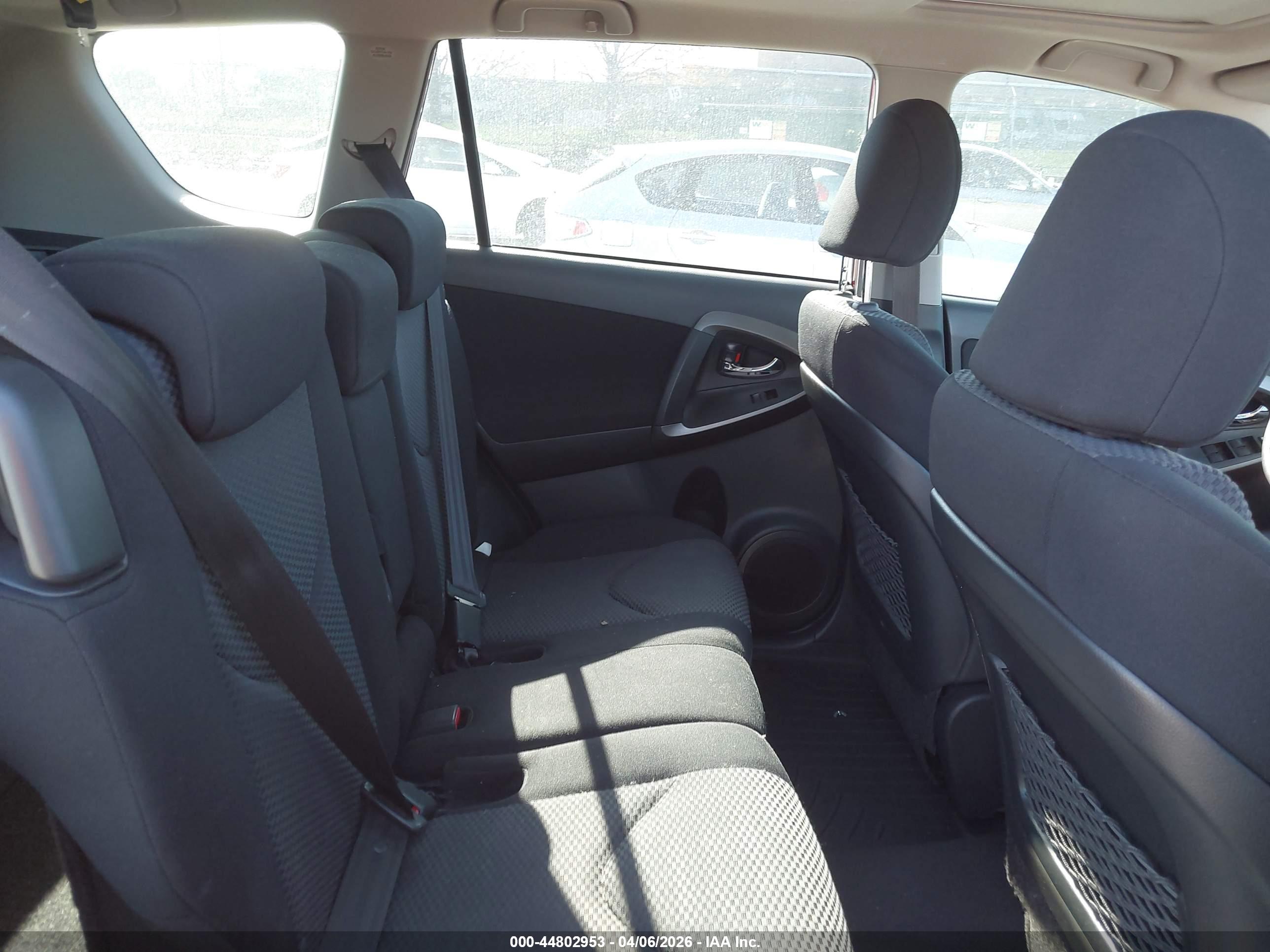 TOYOTA RAV4 image 8