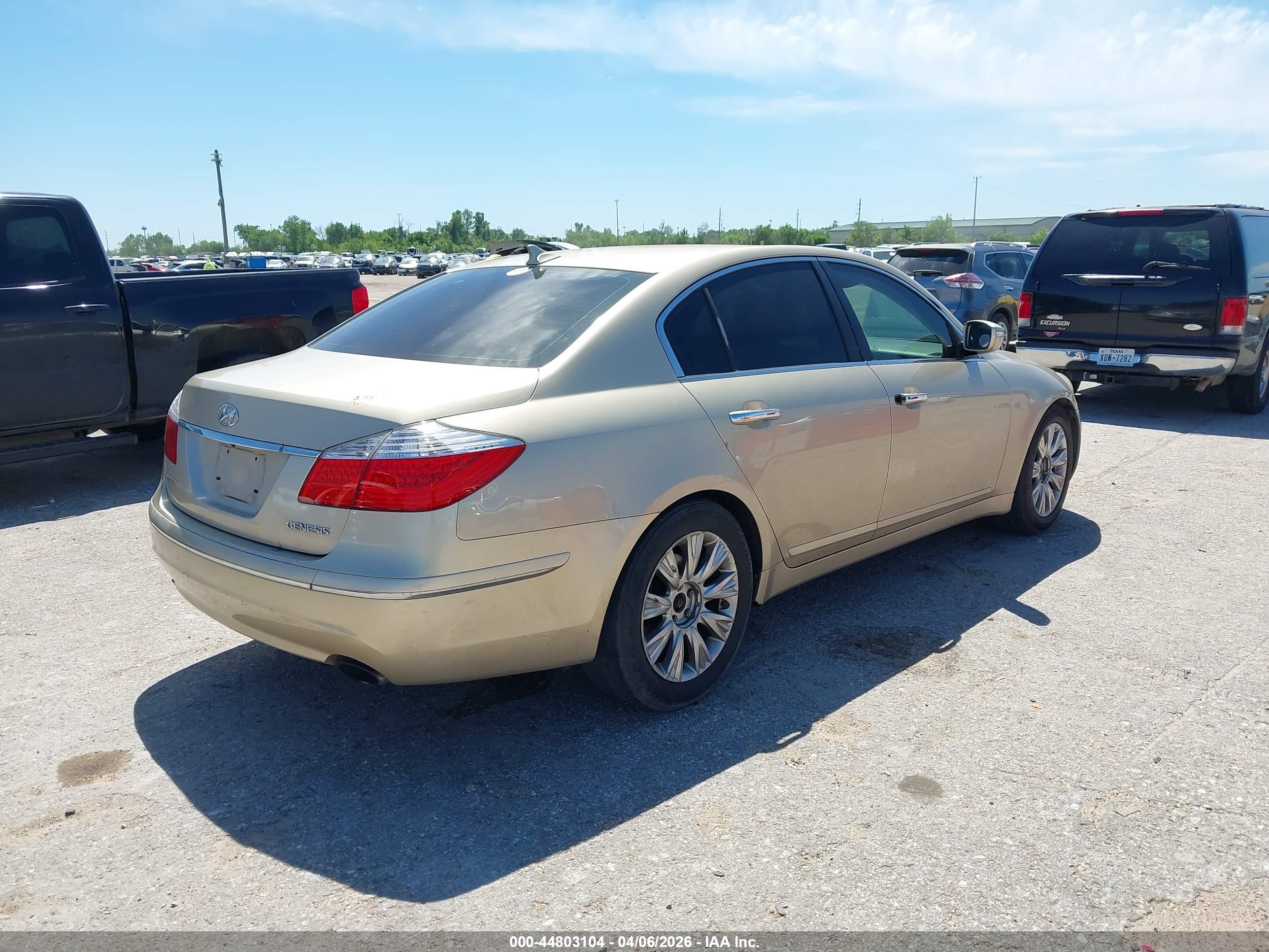 HYUNDAI GENESIS image 4
