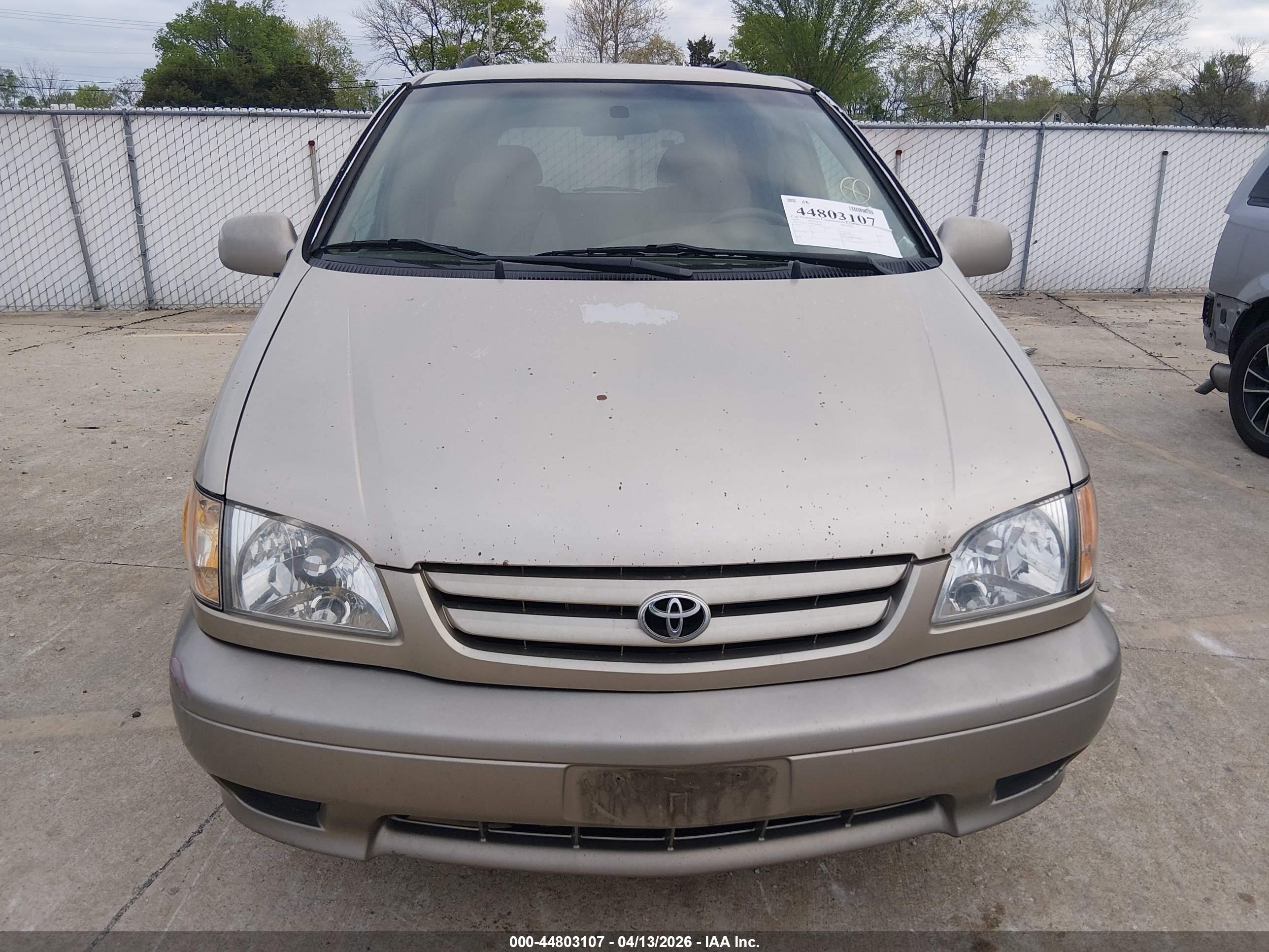 TOYOTA SIENNA image 6