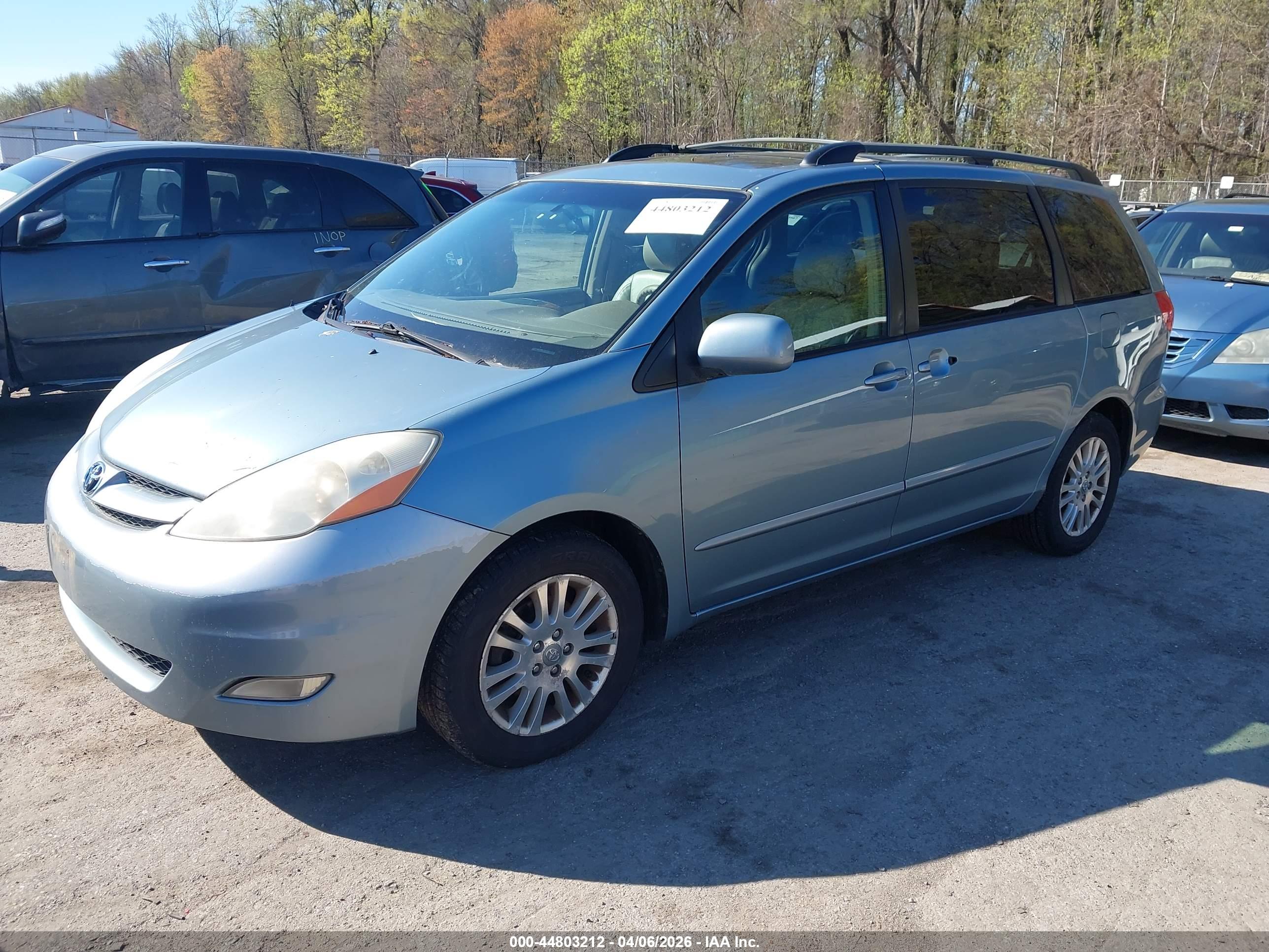 TOYOTA SIENNA image 2