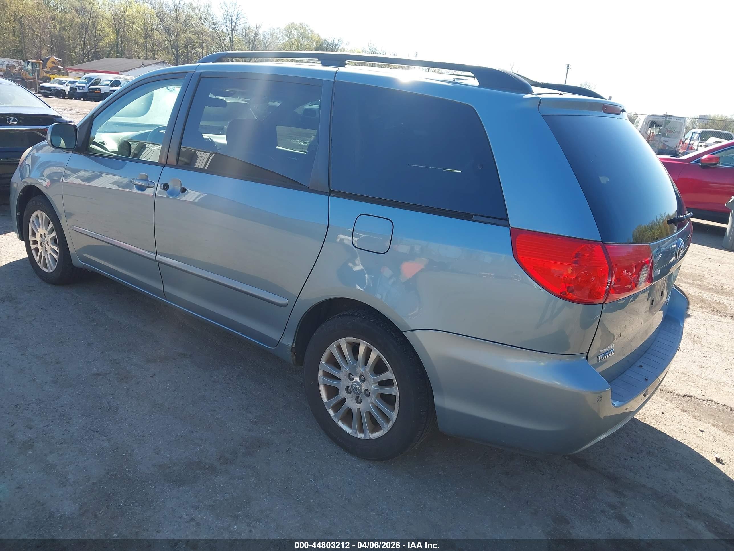 TOYOTA SIENNA image 3