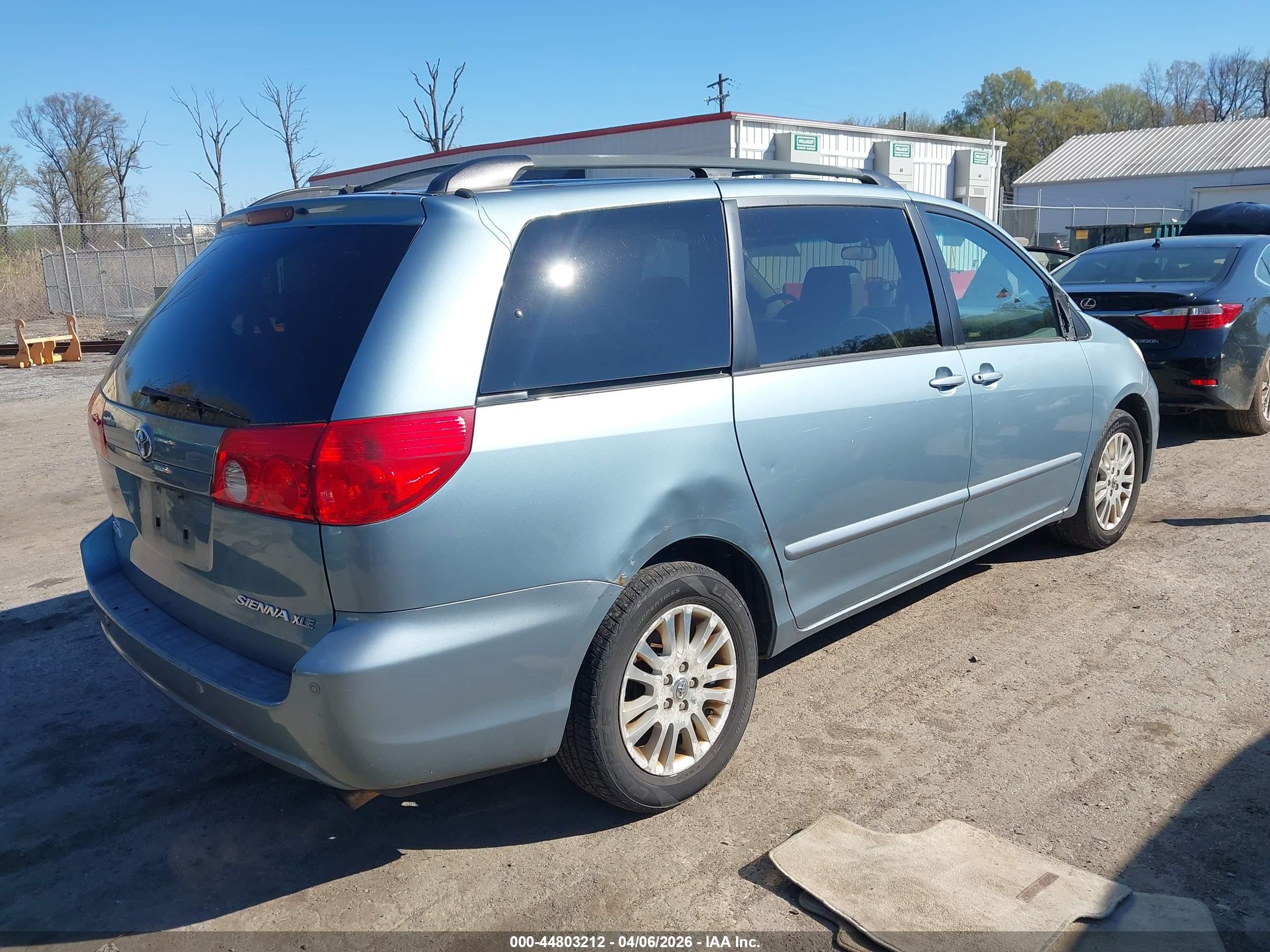 TOYOTA SIENNA image 4