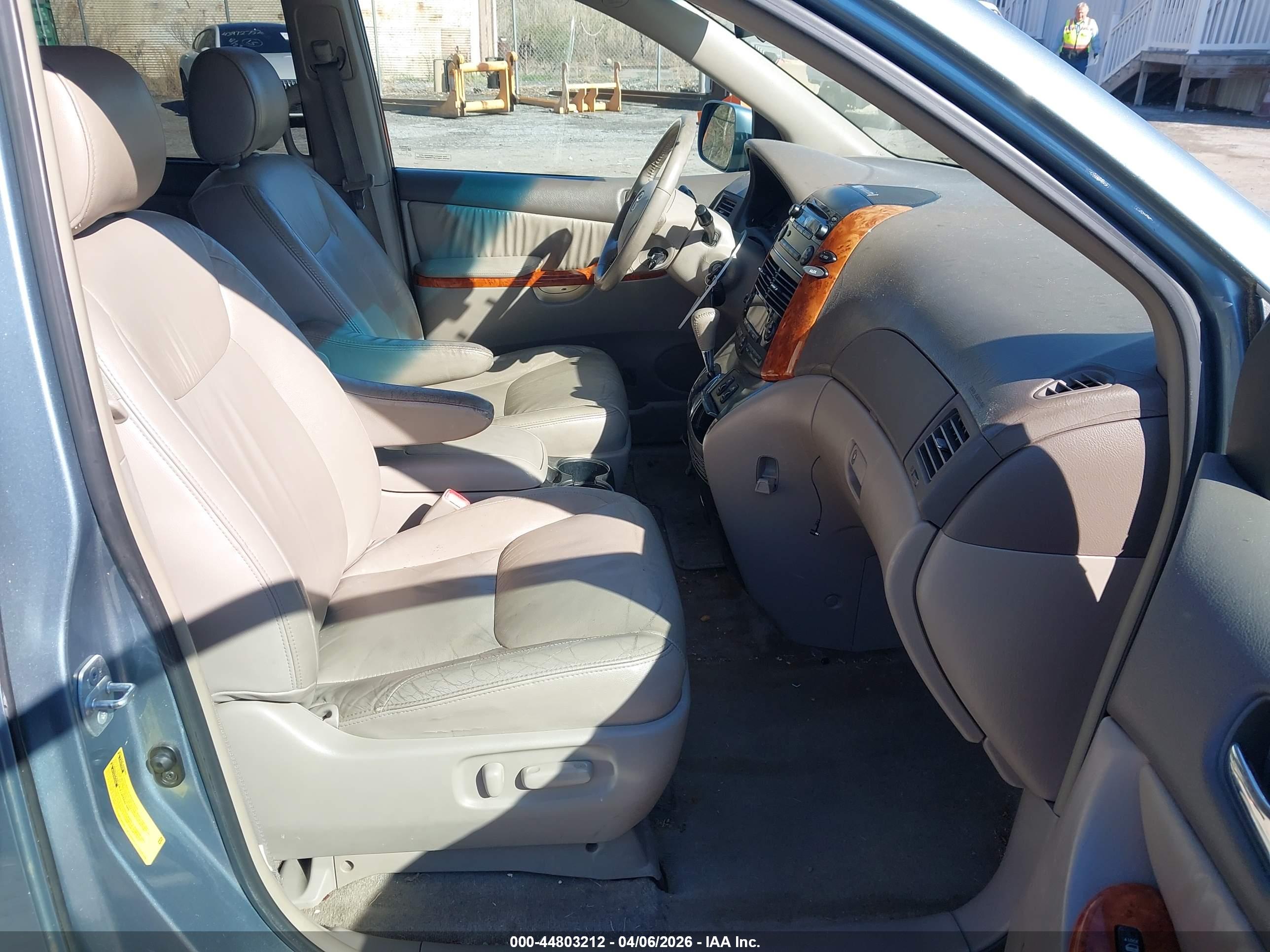 TOYOTA SIENNA image 5