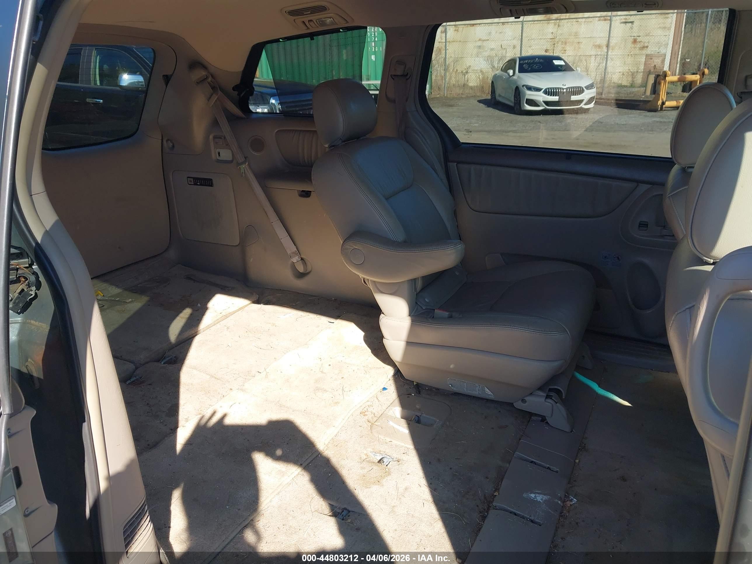 TOYOTA SIENNA image 8