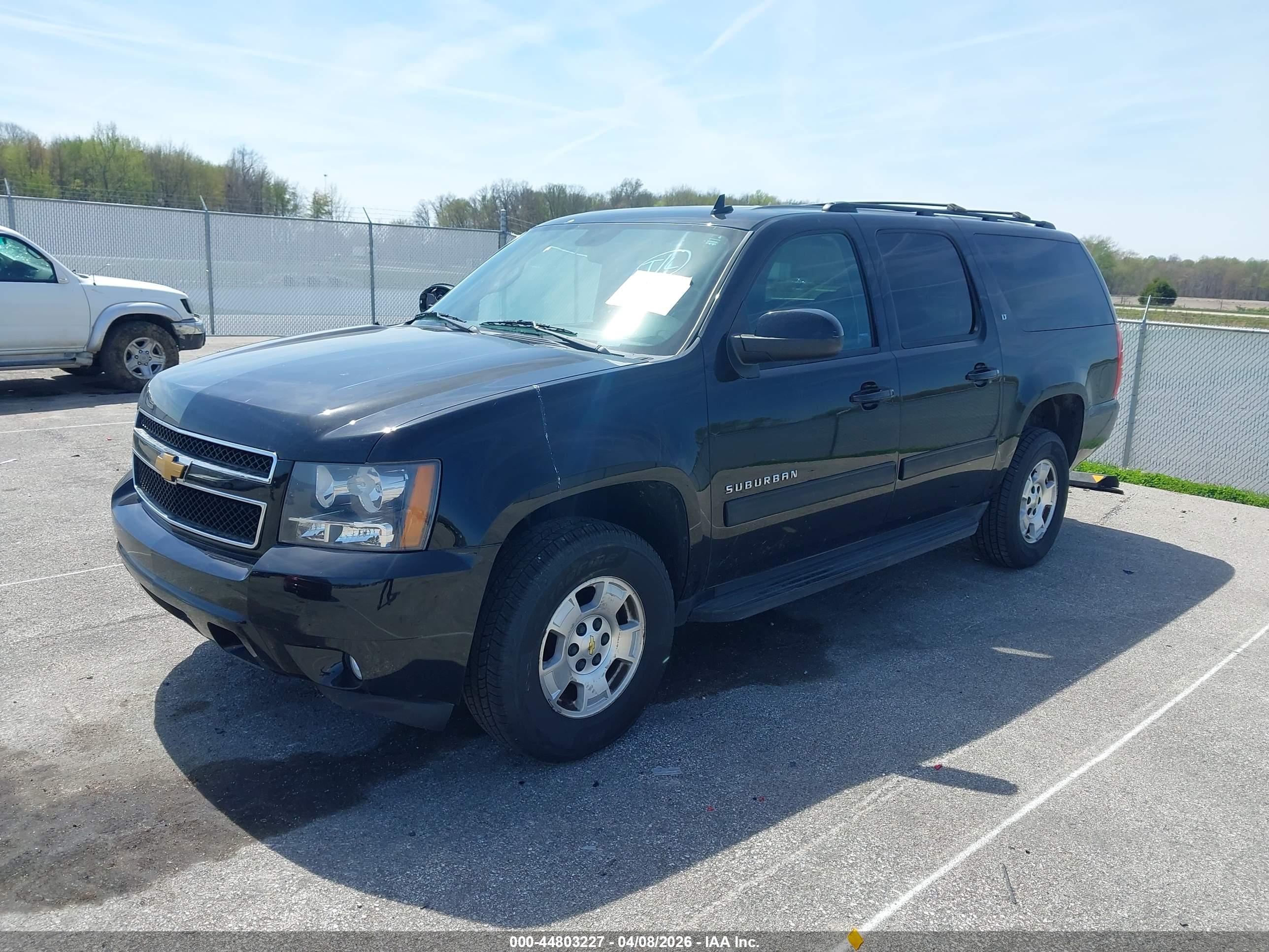 CHEVROLET SUBURBAN image 2