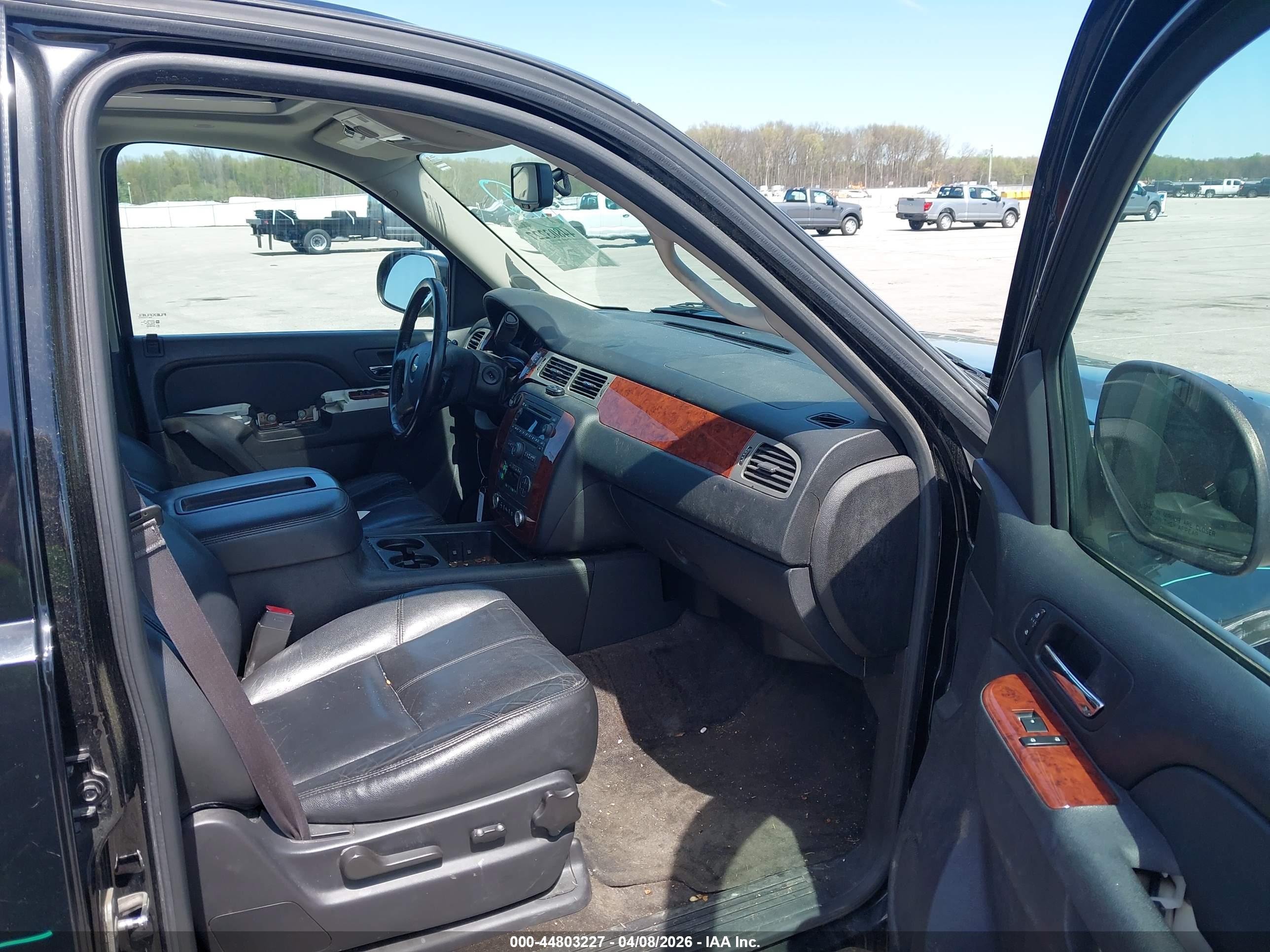 CHEVROLET SUBURBAN image 5
