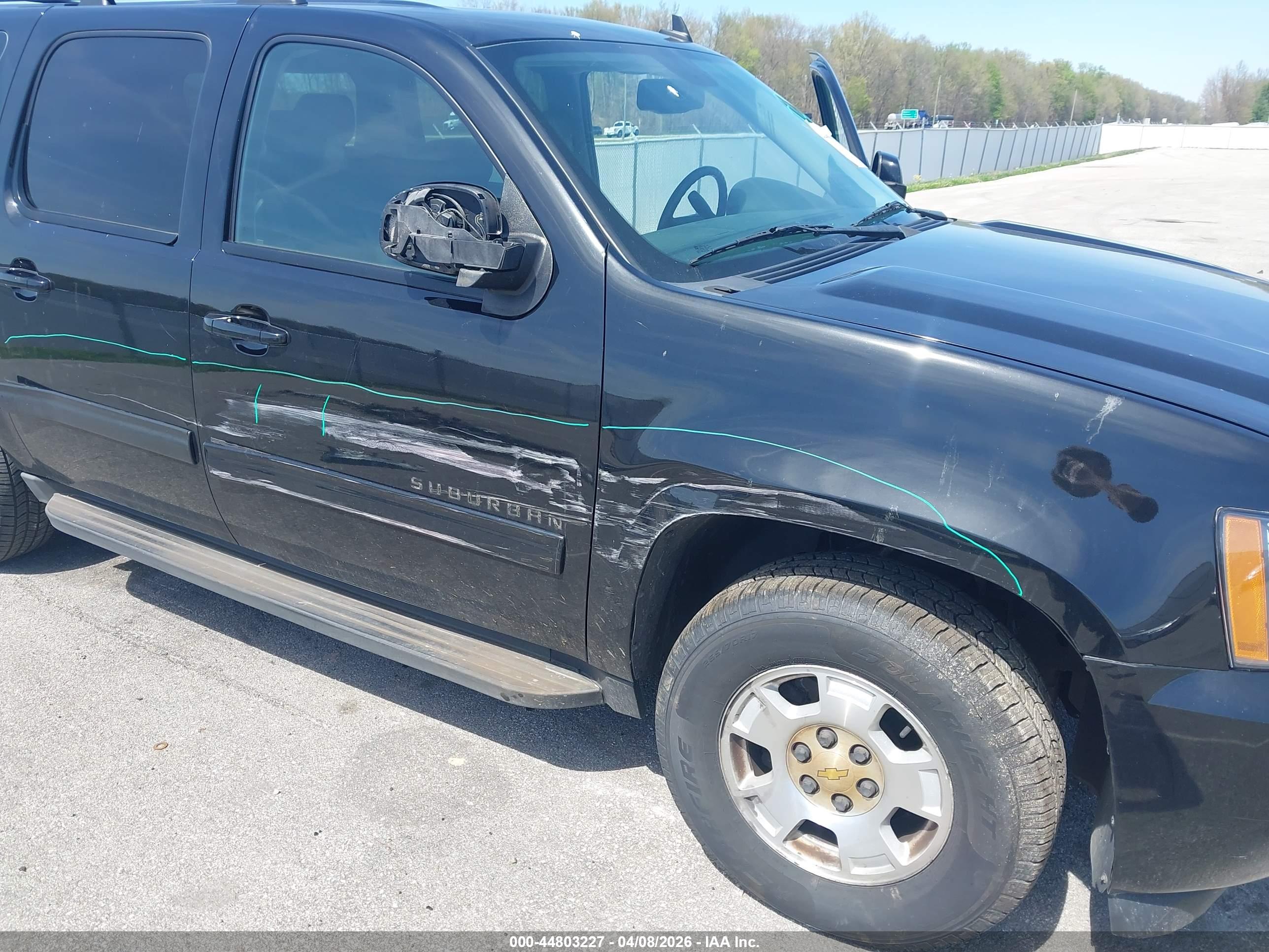 CHEVROLET SUBURBAN image 6