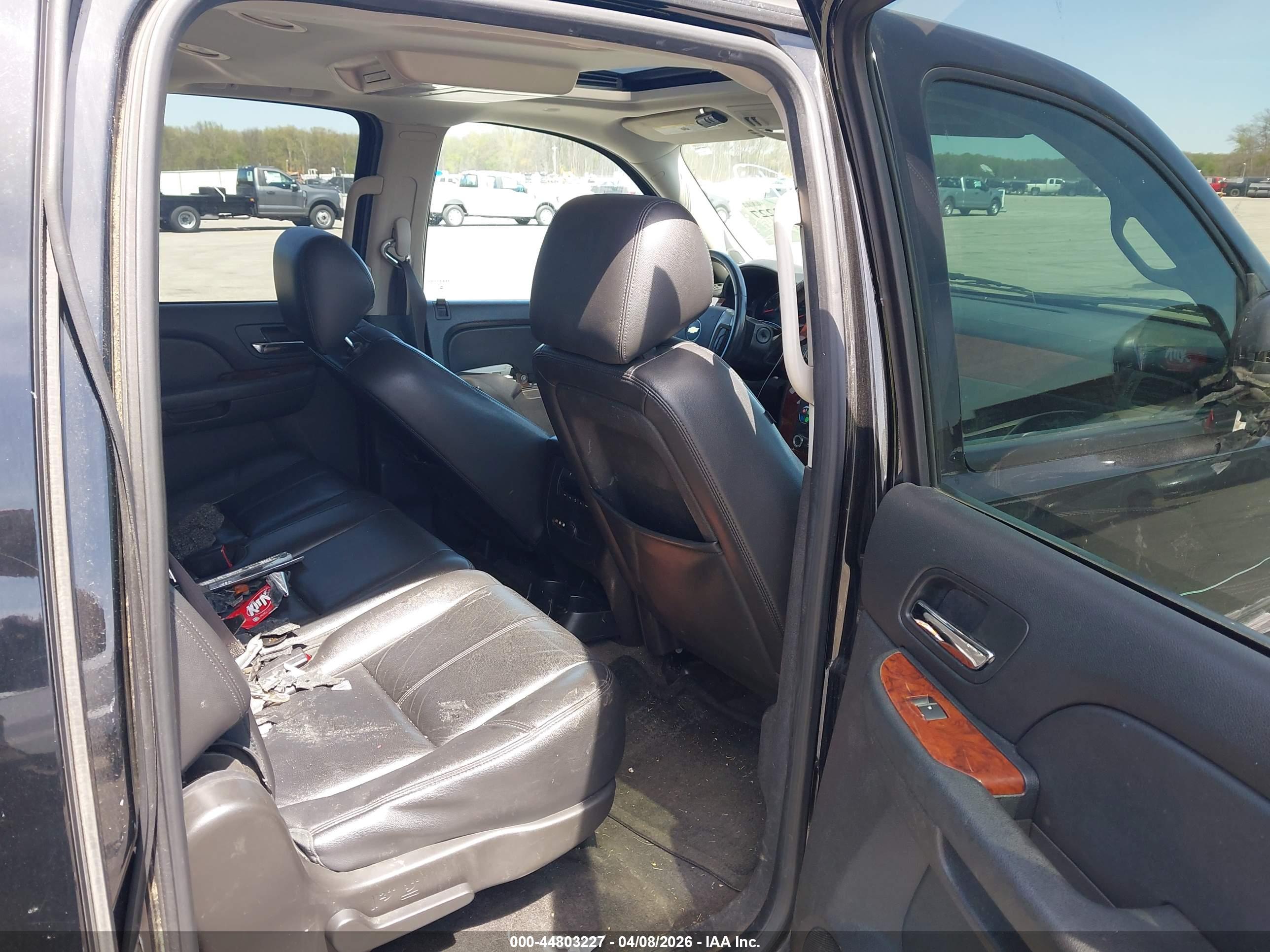 CHEVROLET SUBURBAN image 8