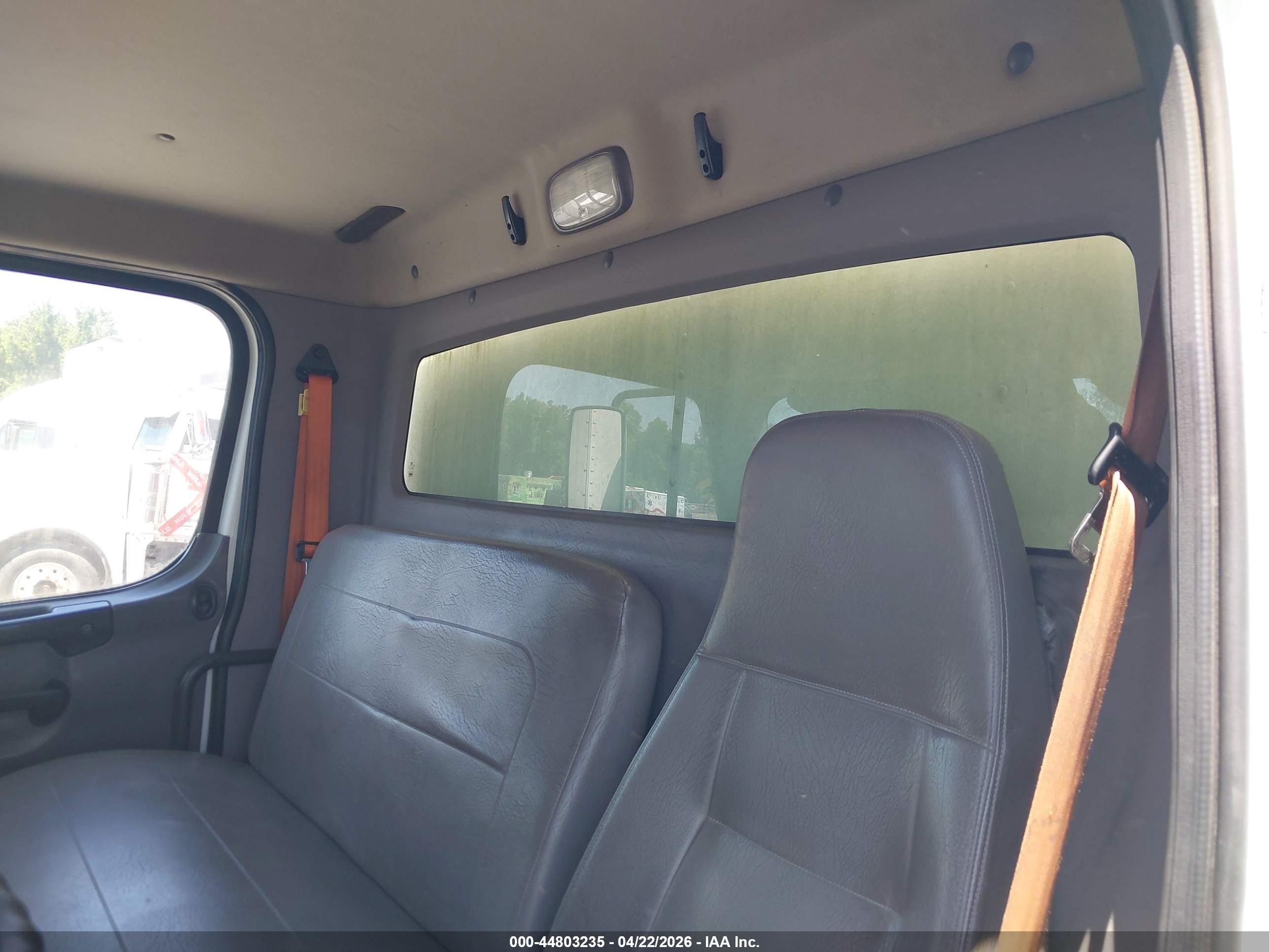 FREIGHTLINER M2 image 7