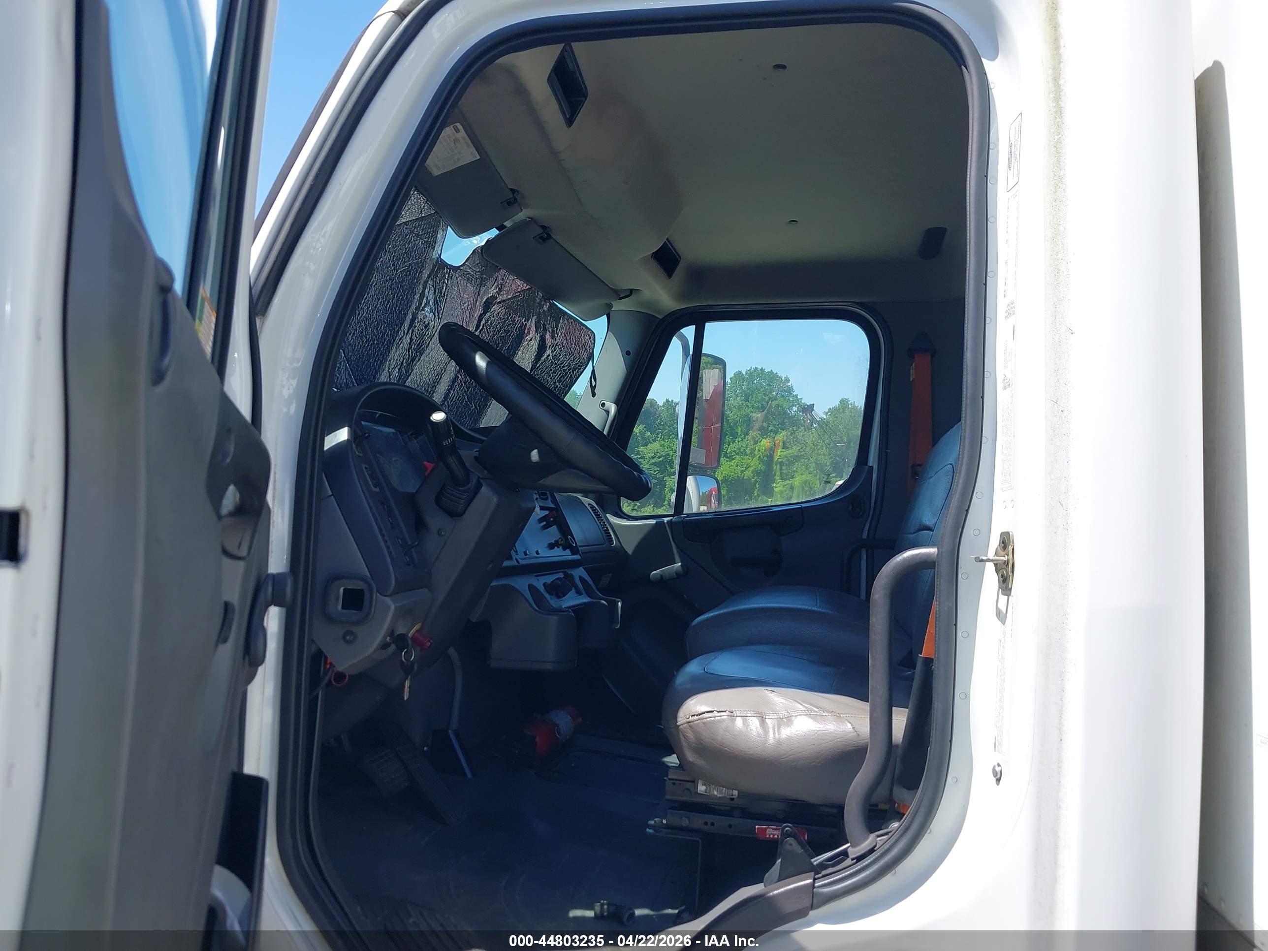 FREIGHTLINER M2 image 8