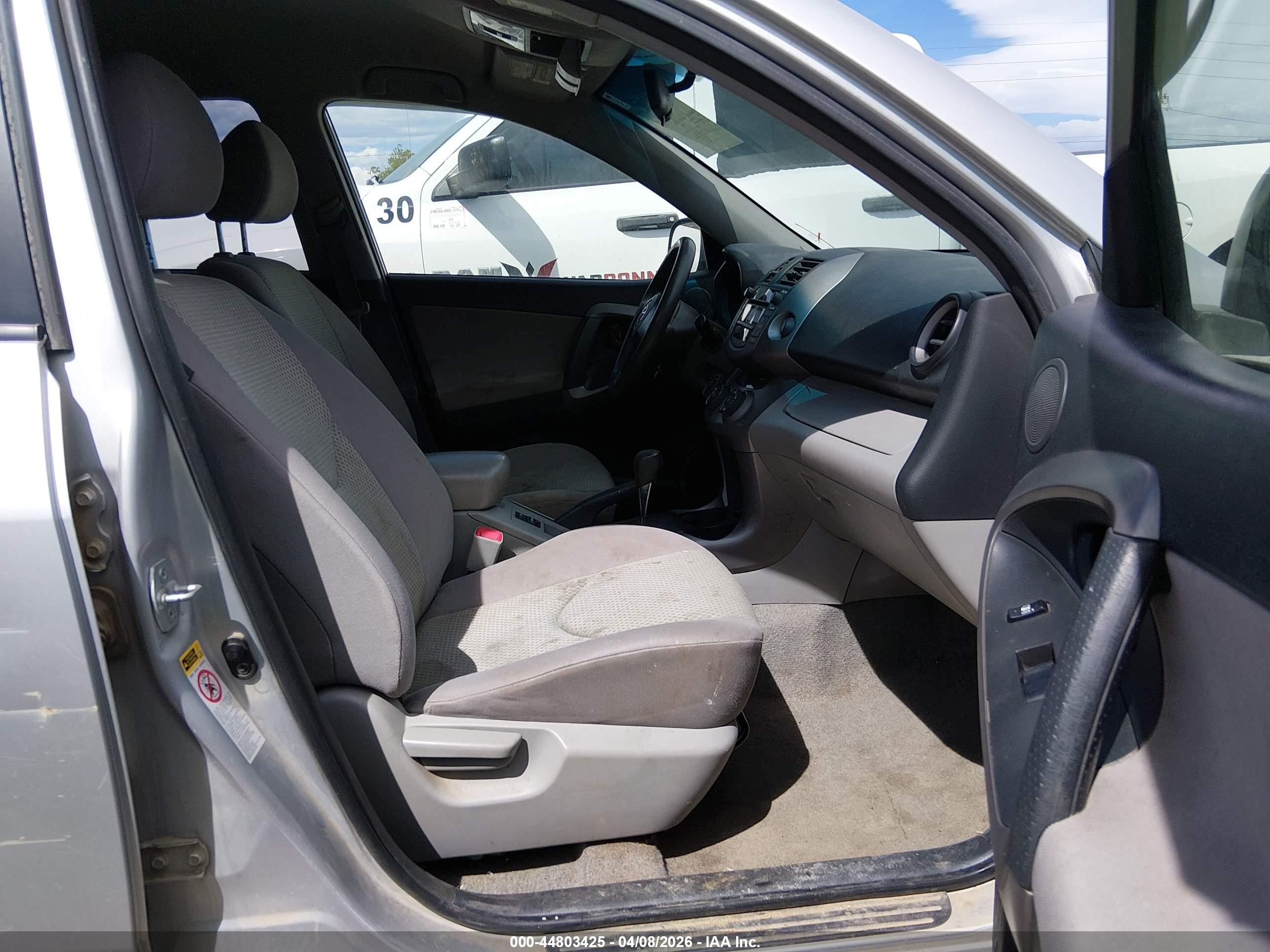 TOYOTA RAV4 image 5