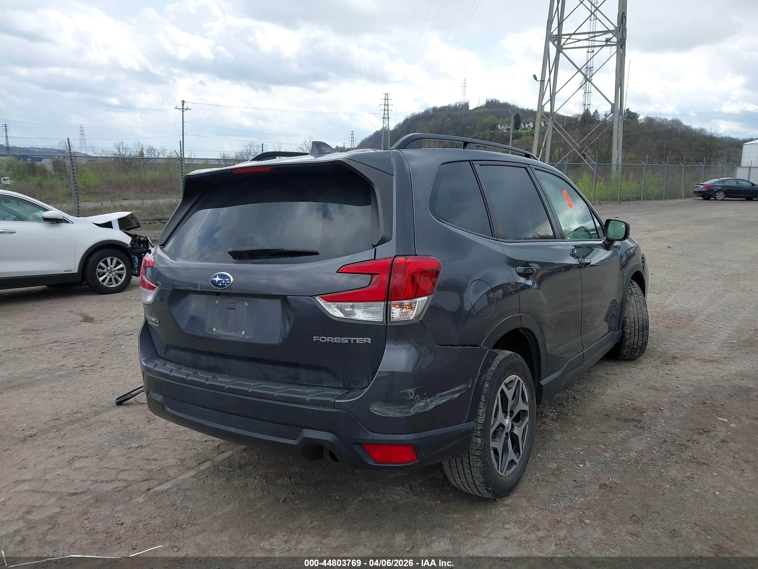 SUBARU FORESTER image 4