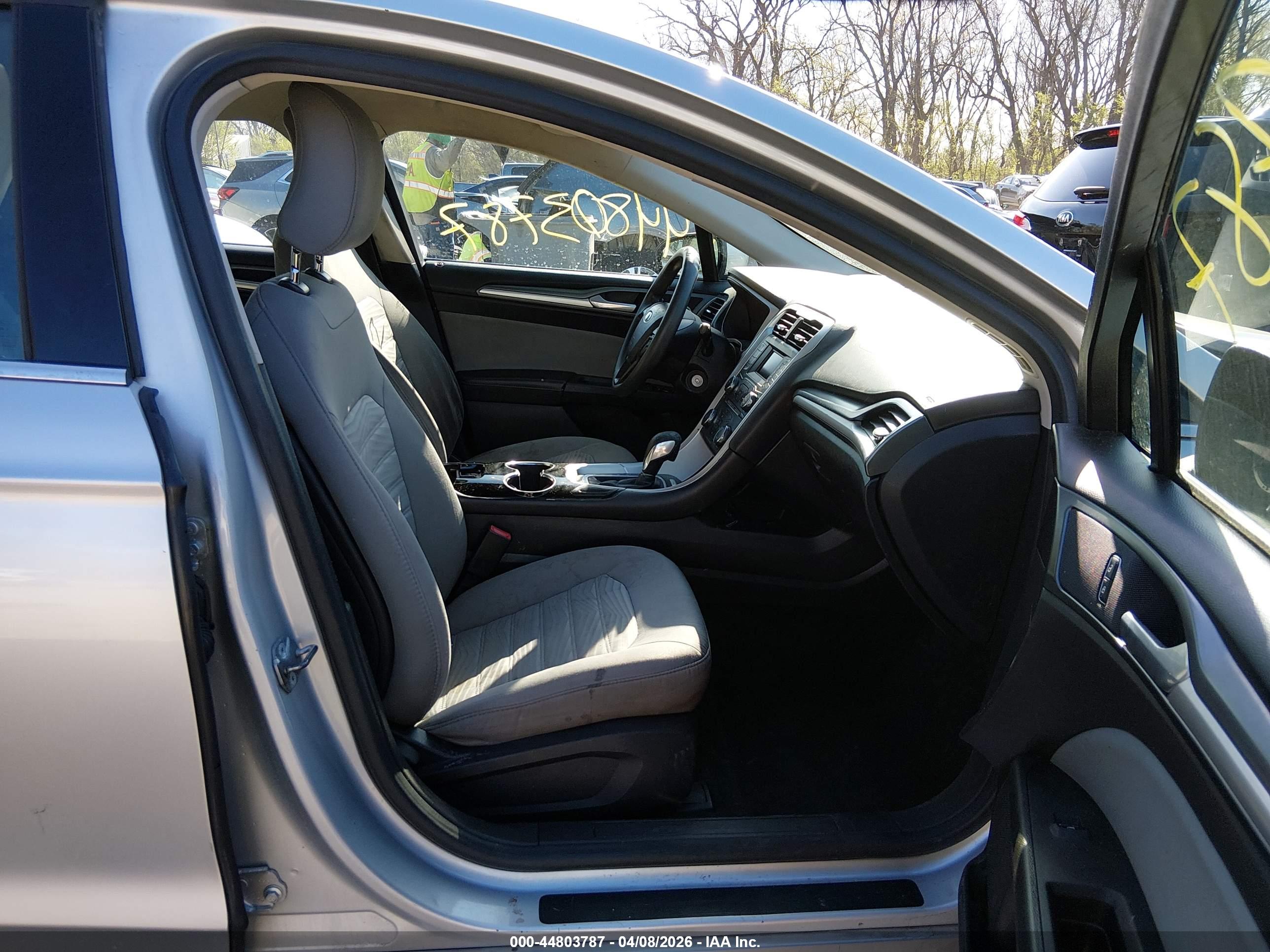 FORD FUSION image 5