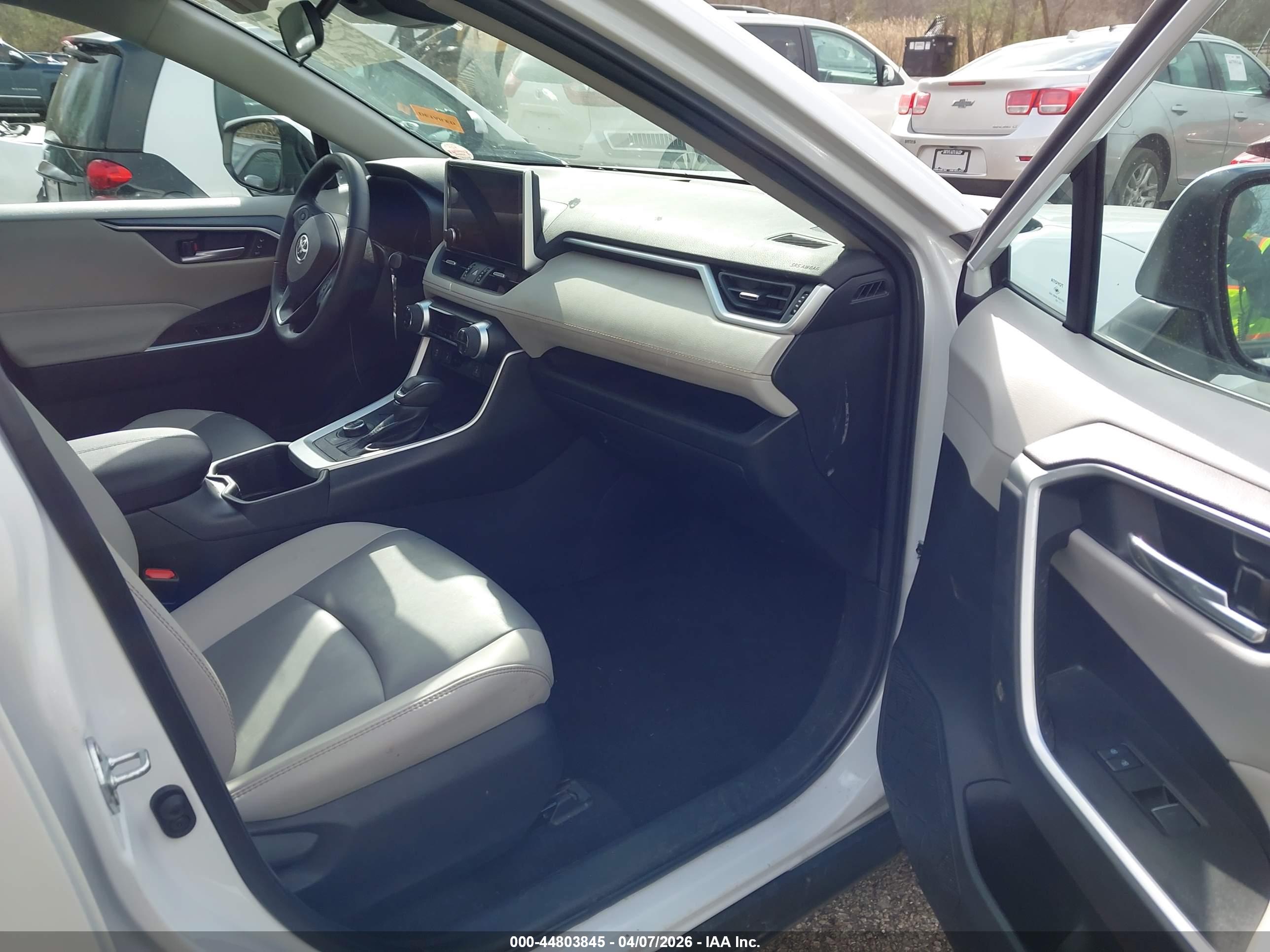 TOYOTA RAV4 image 5