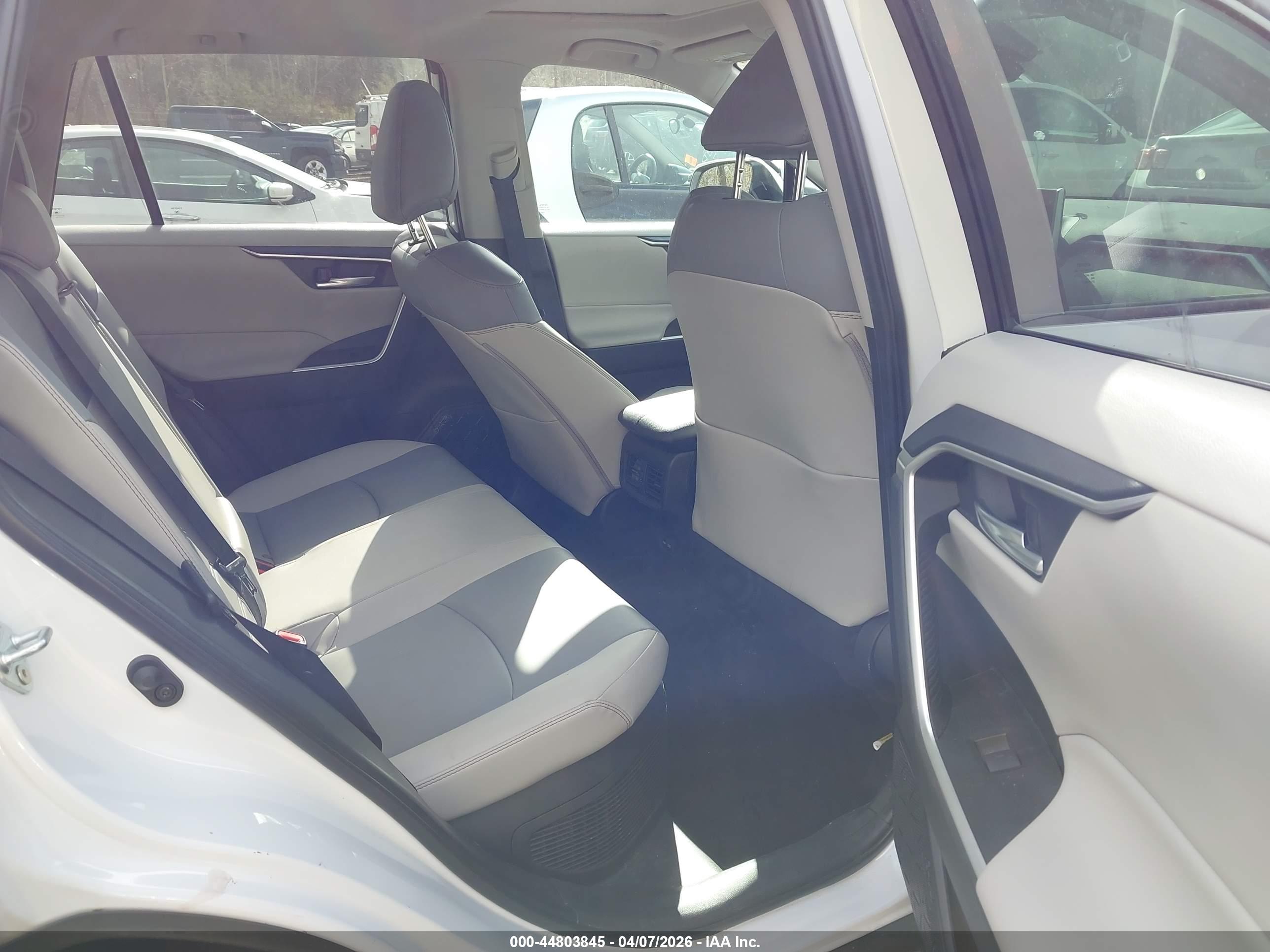 TOYOTA RAV4 image 8