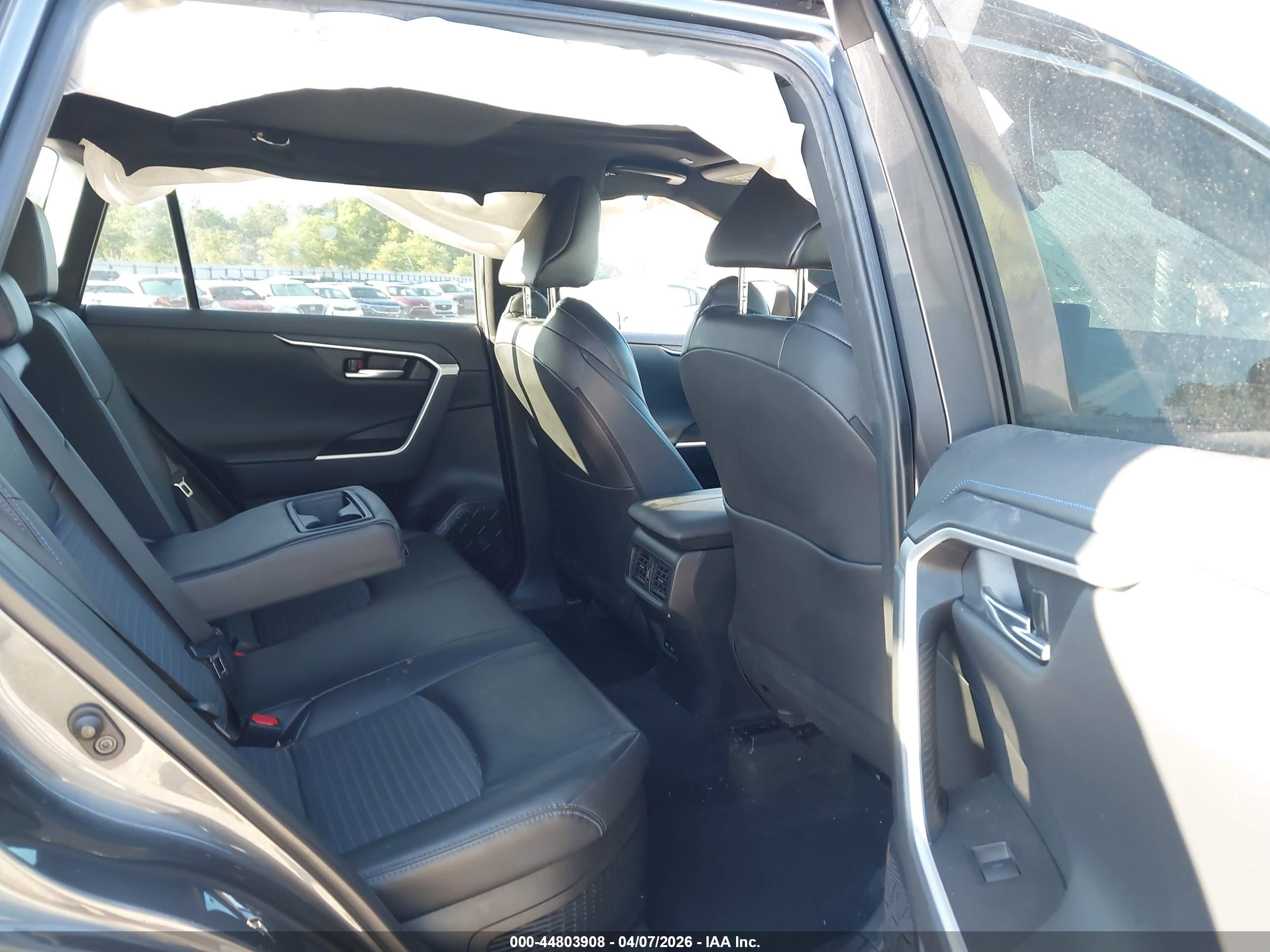 TOYOTA RAV4 image 8