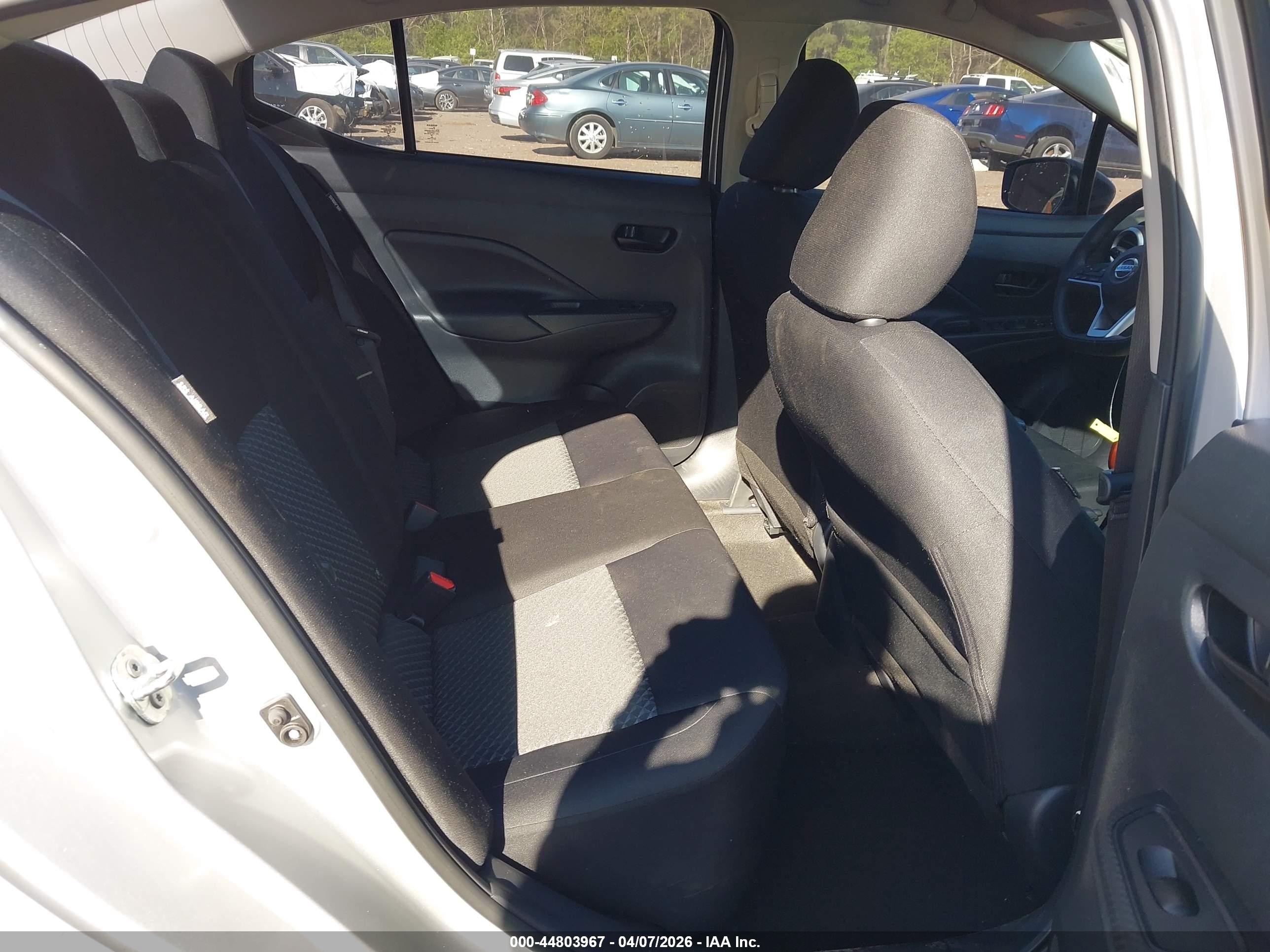 NISSAN VERSA image 8