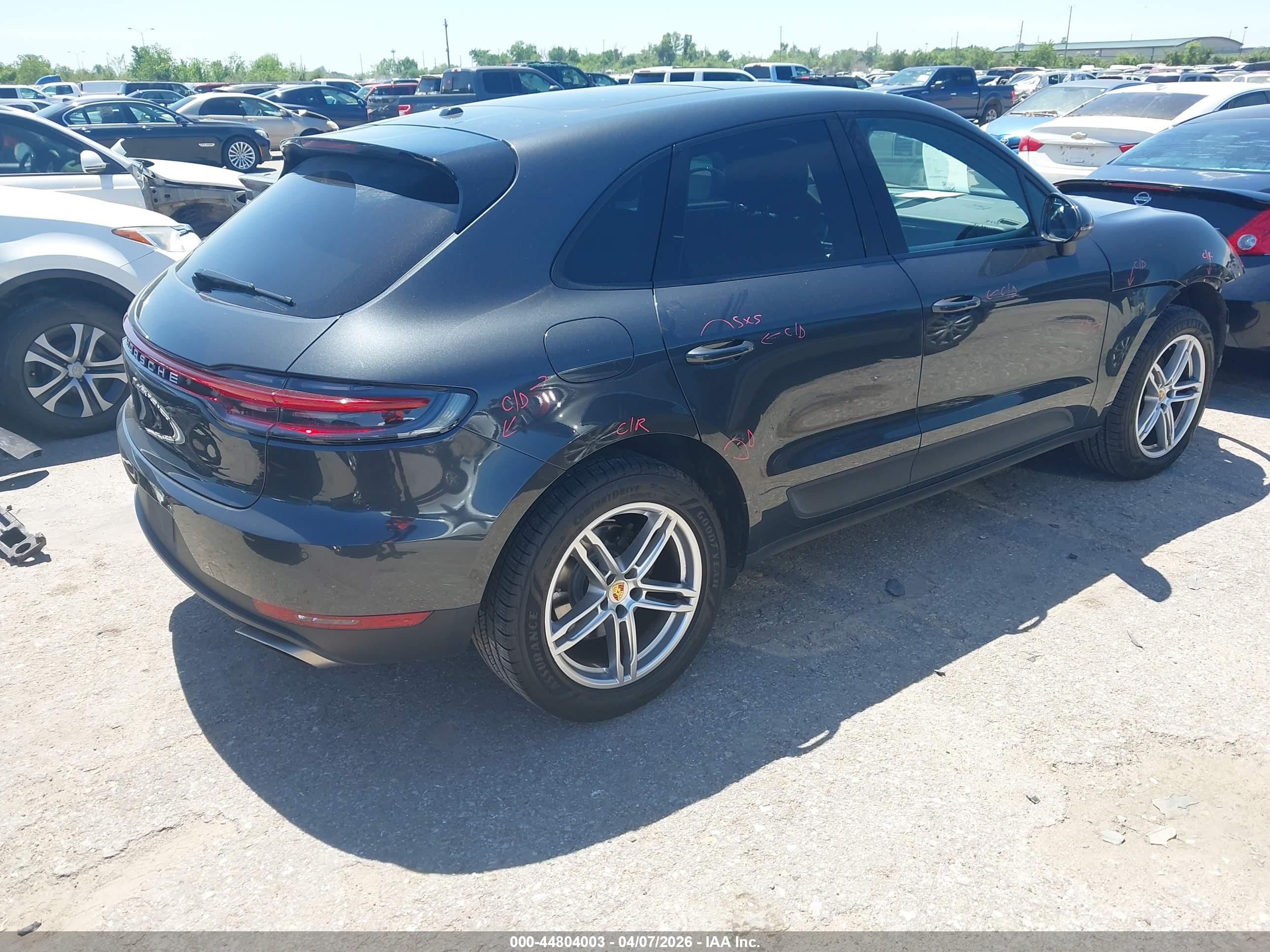 PORSCHE MACAN image 4