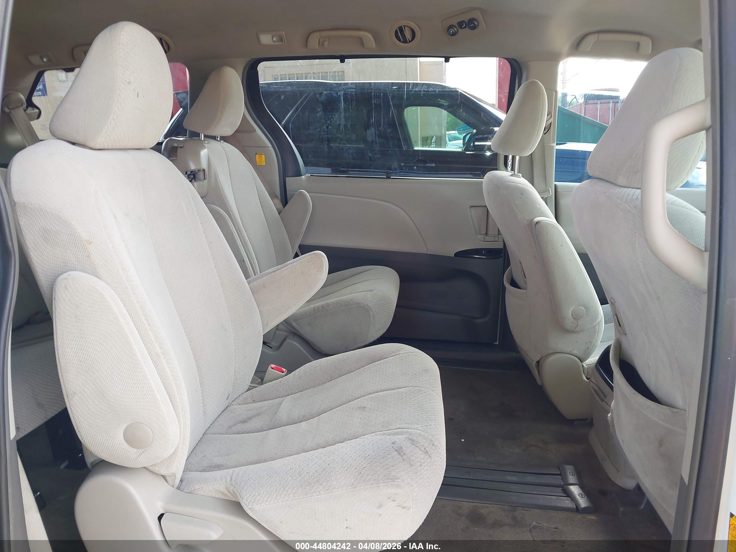 TOYOTA SIENNA image 8