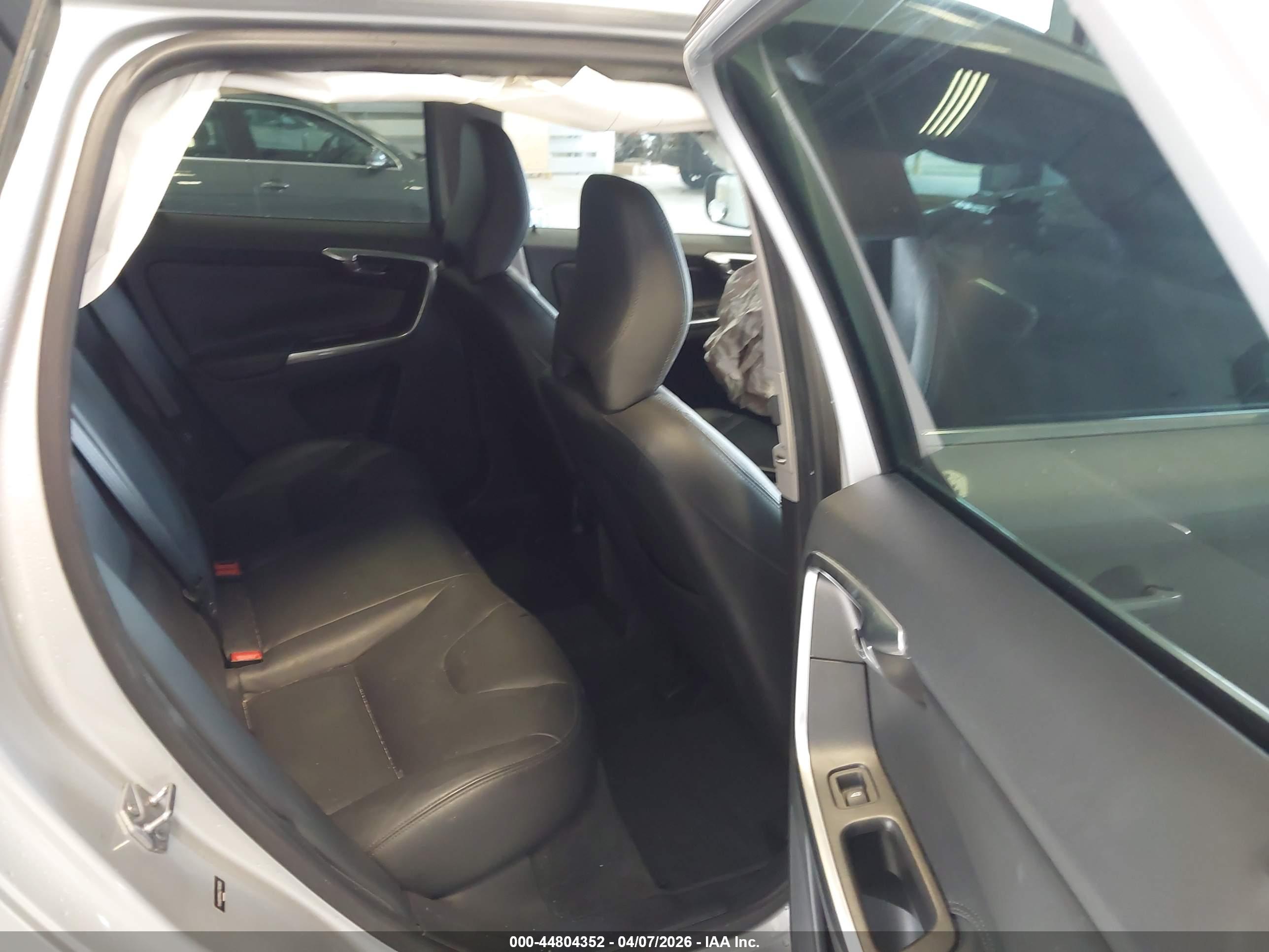 VOLVO XC60 image 8