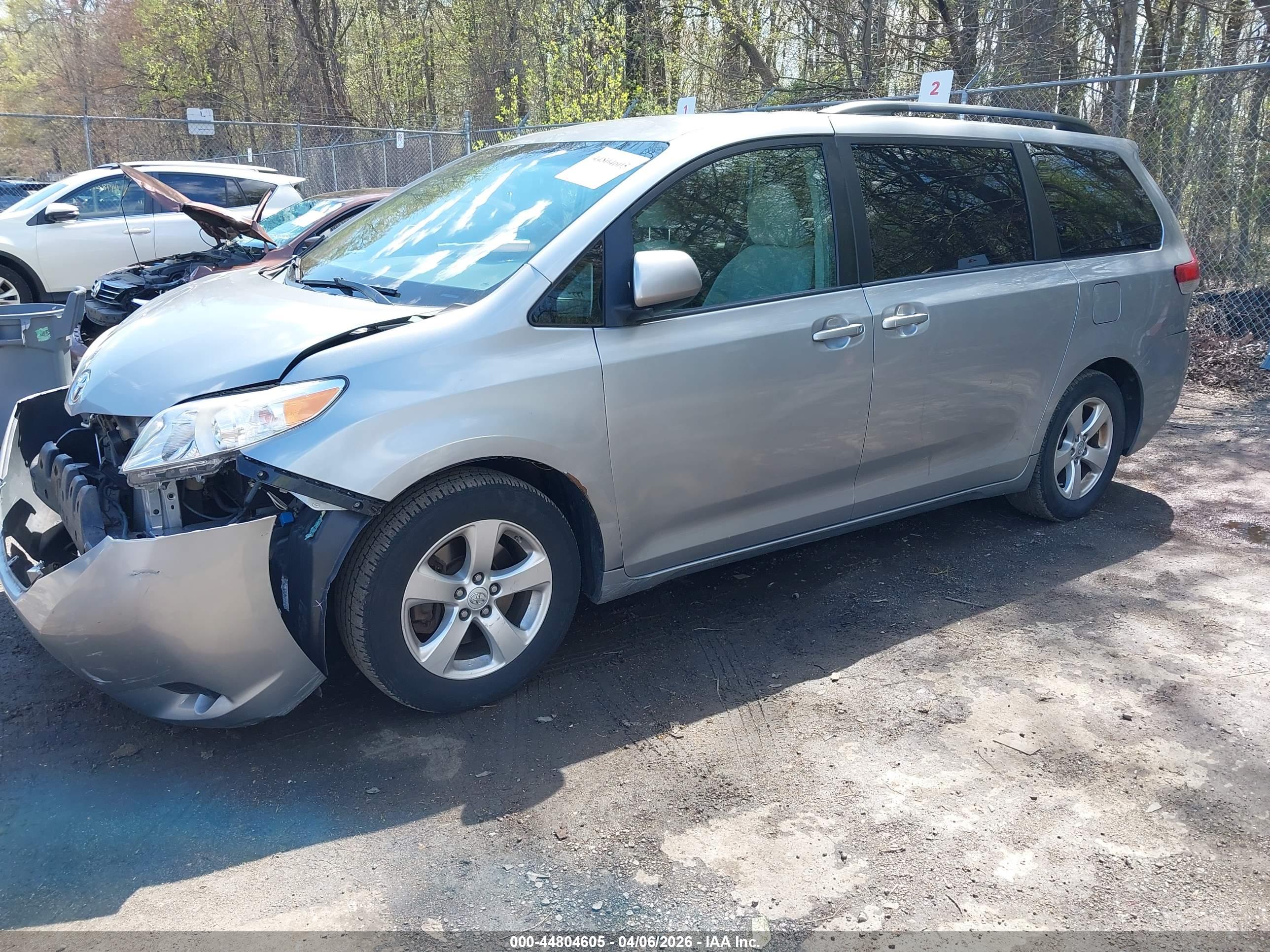 TOYOTA SIENNA image 2