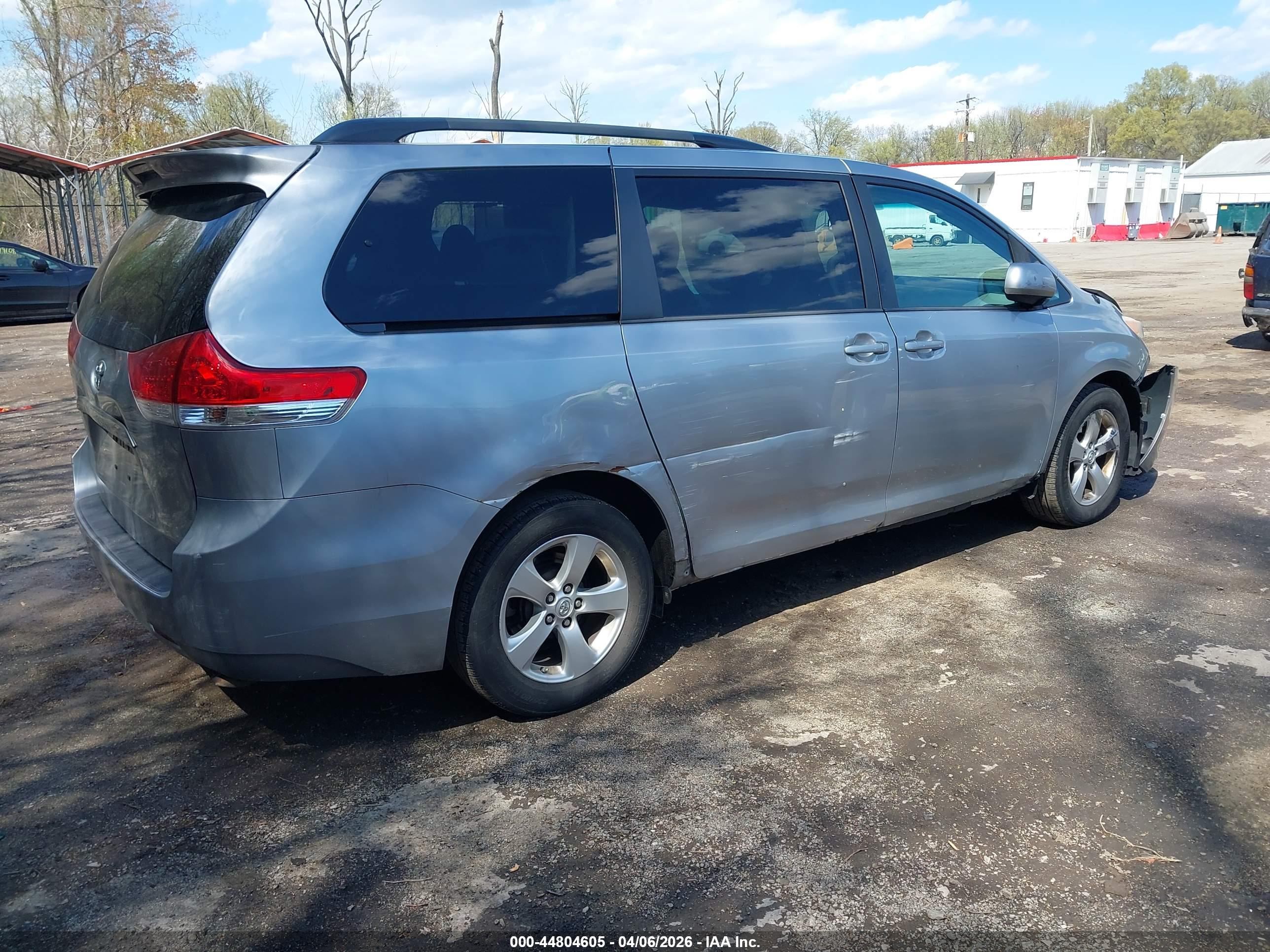 TOYOTA SIENNA image 4