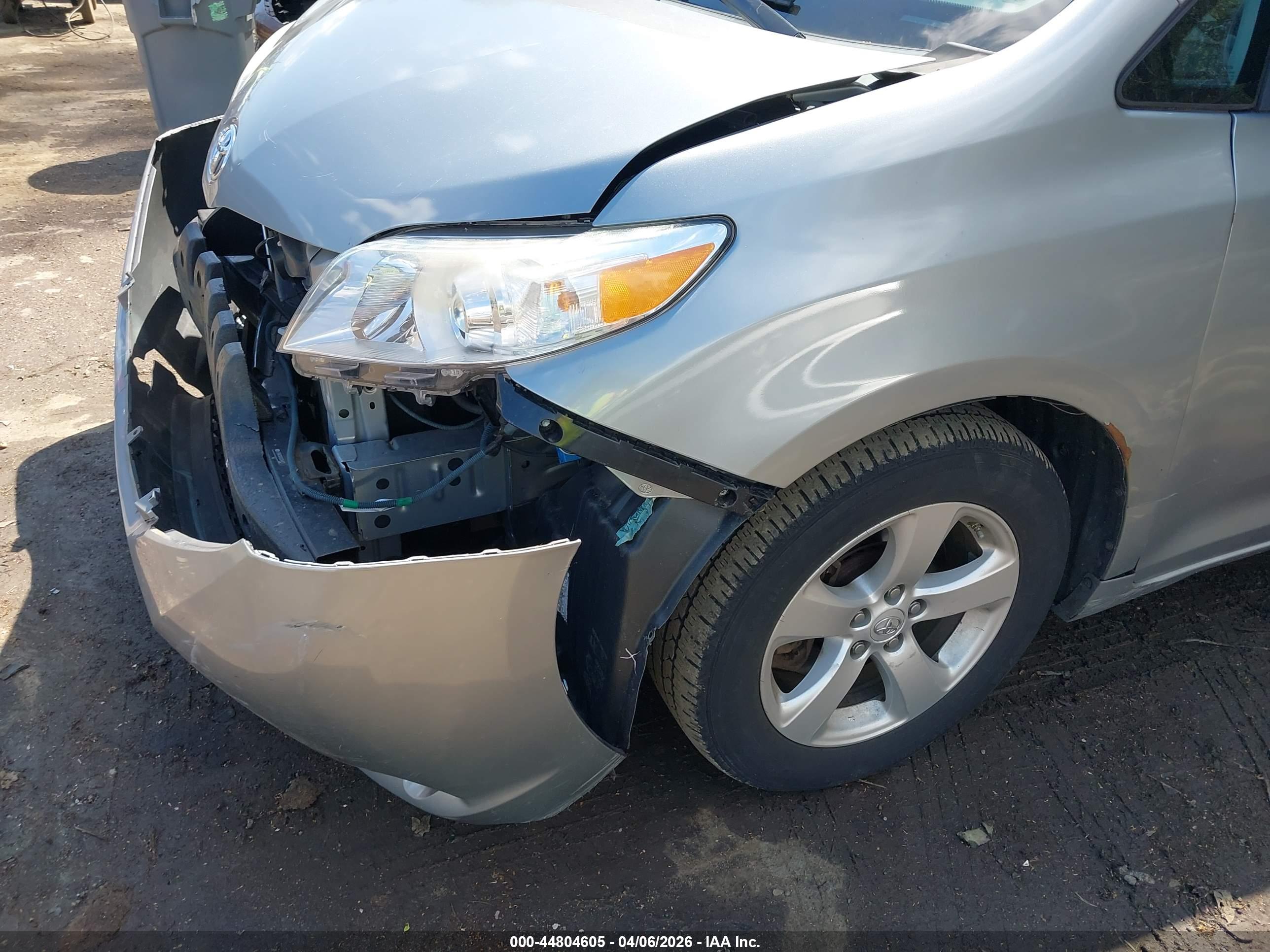 TOYOTA SIENNA image 6