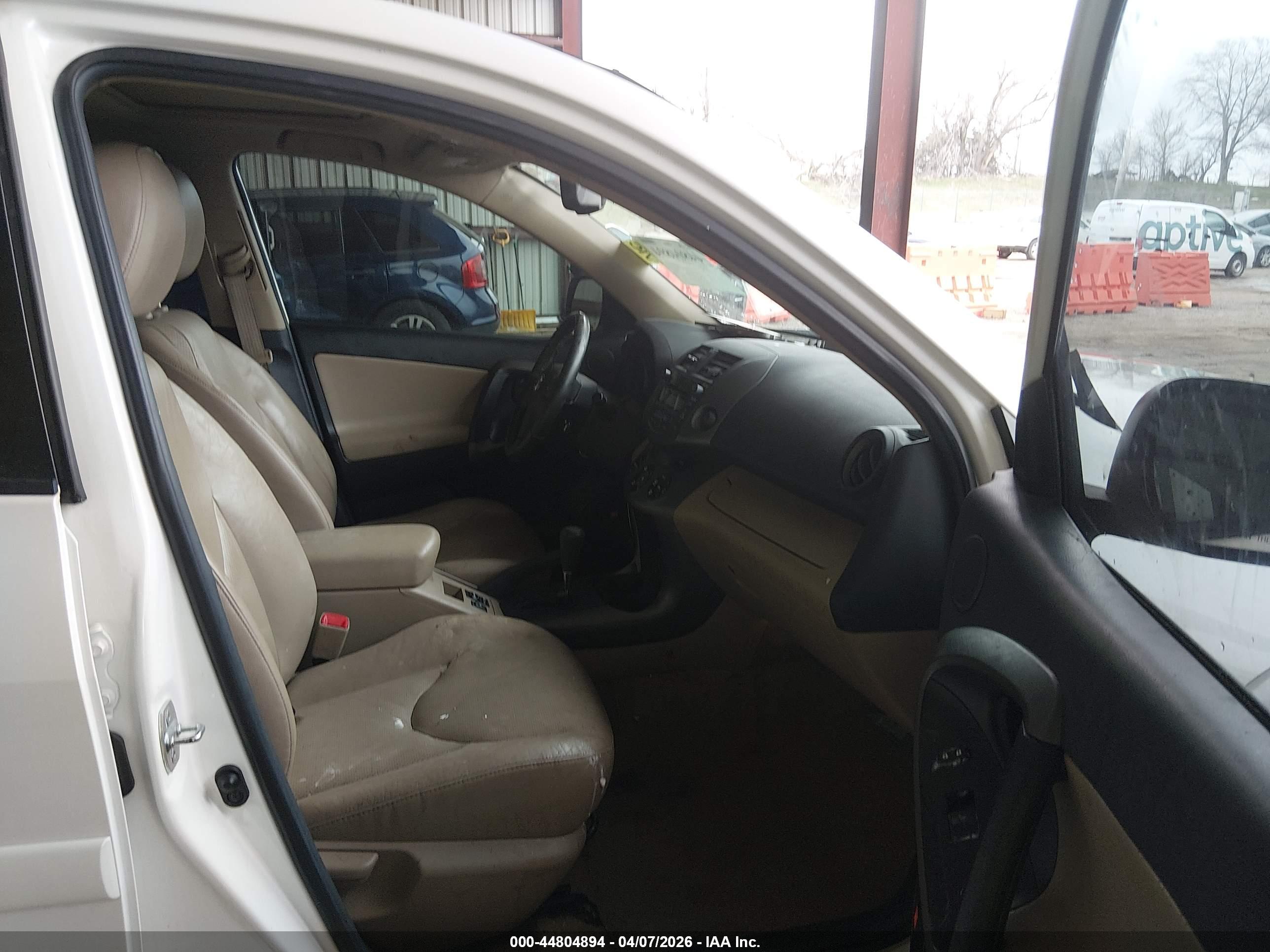 TOYOTA RAV4 image 5