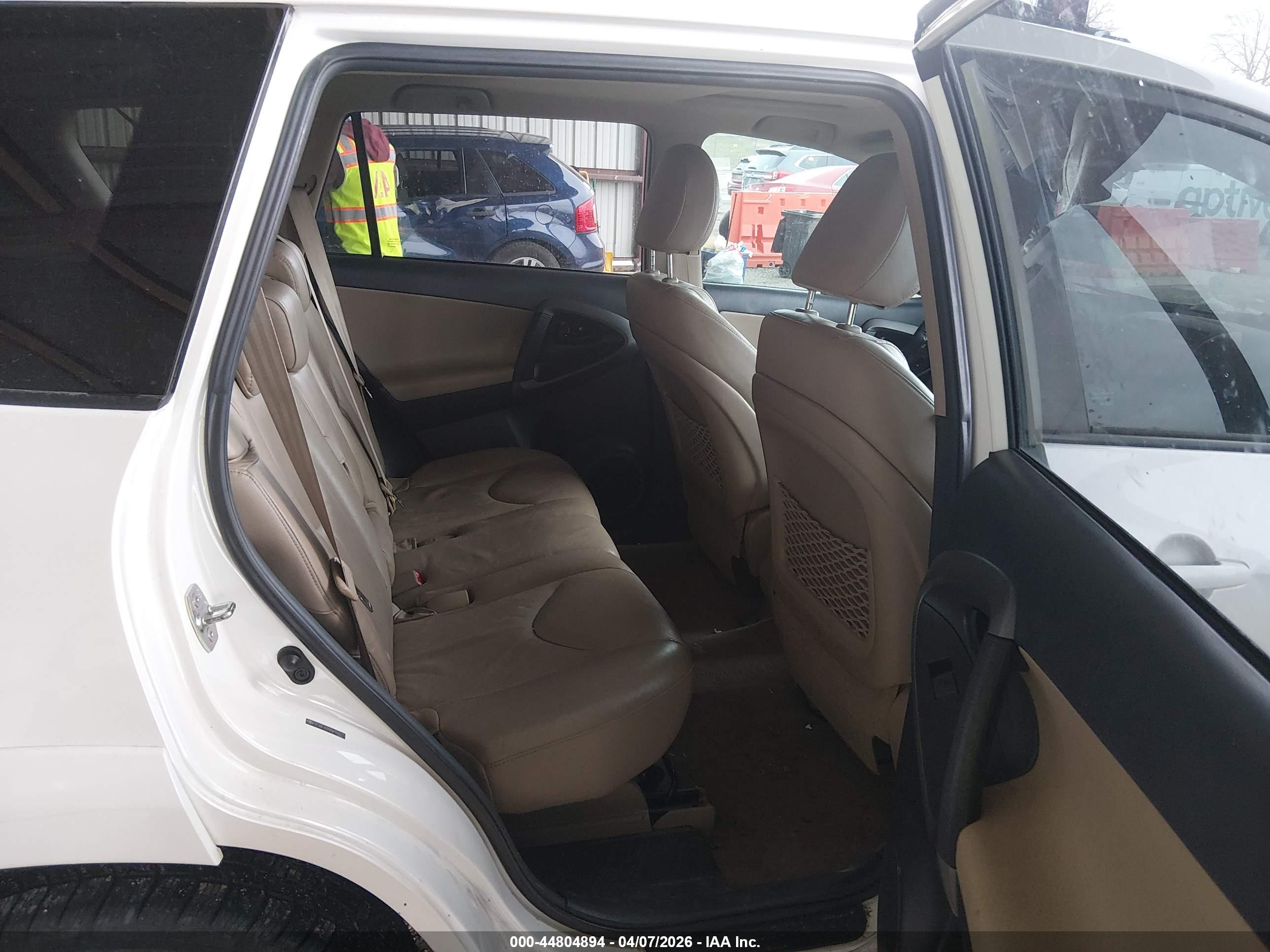 TOYOTA RAV4 image 8