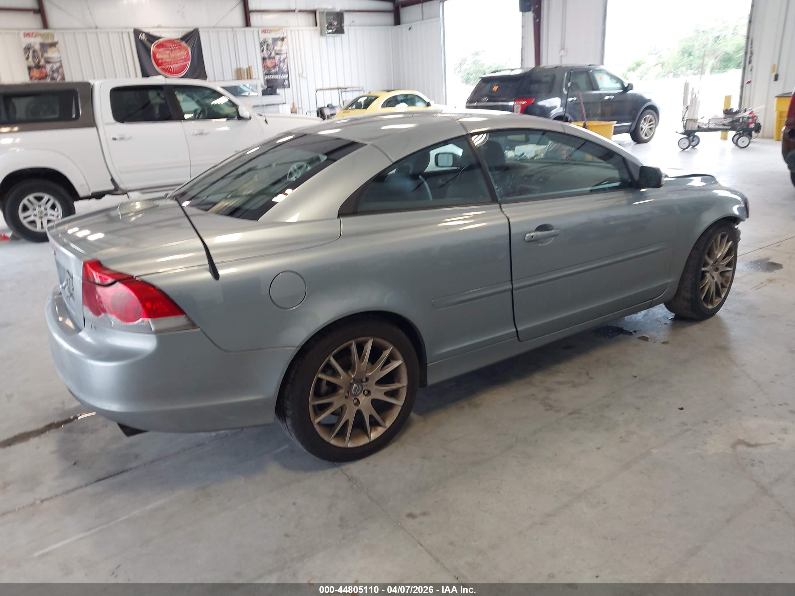VOLVO C70 image 4