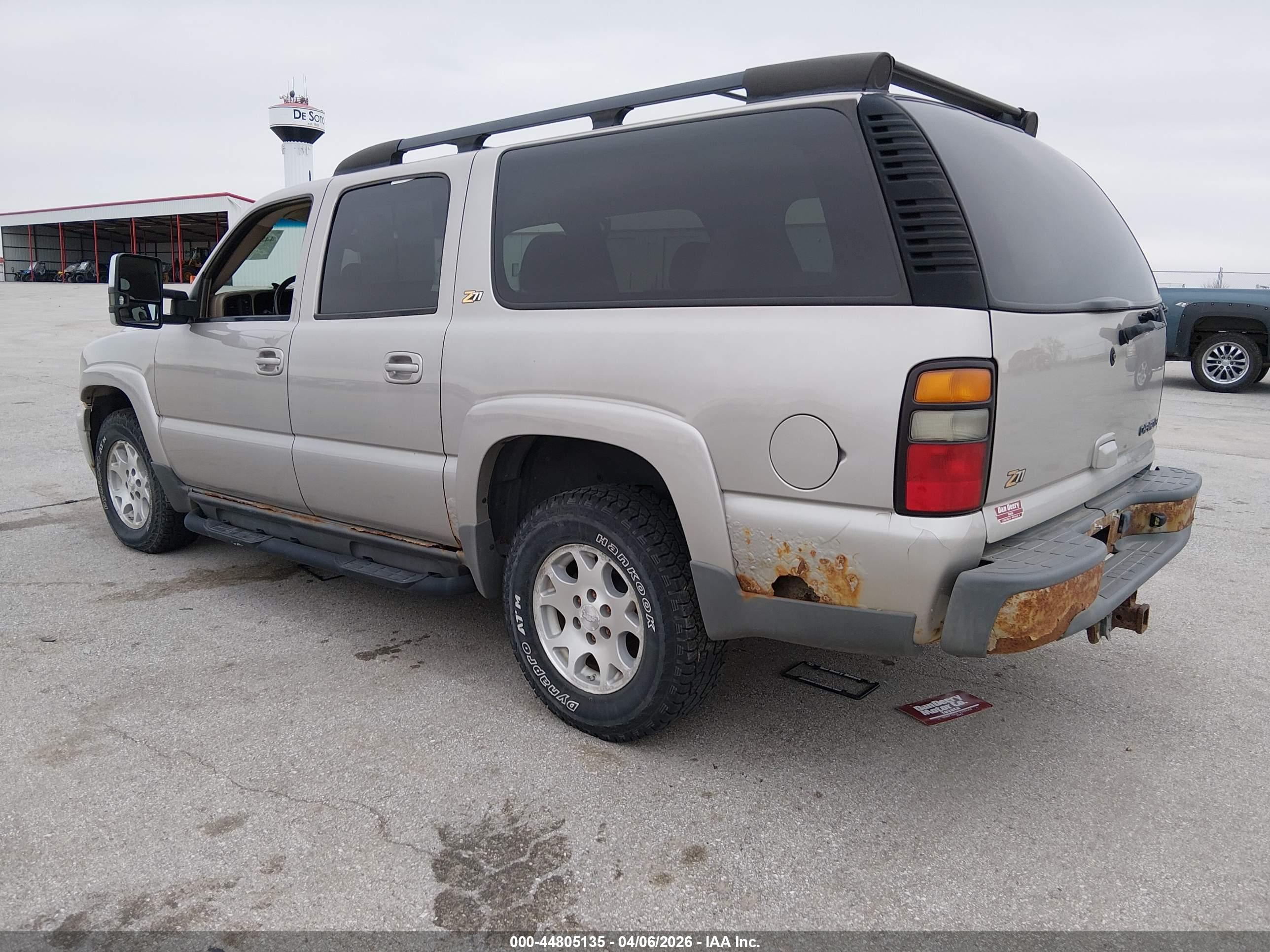 CHEVROLET SUBURBAN image 3