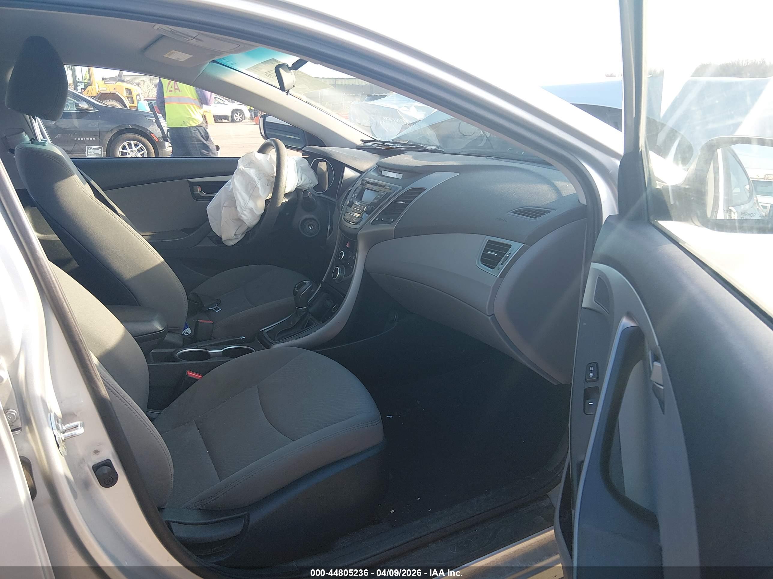 HYUNDAI ELANTRA image 5