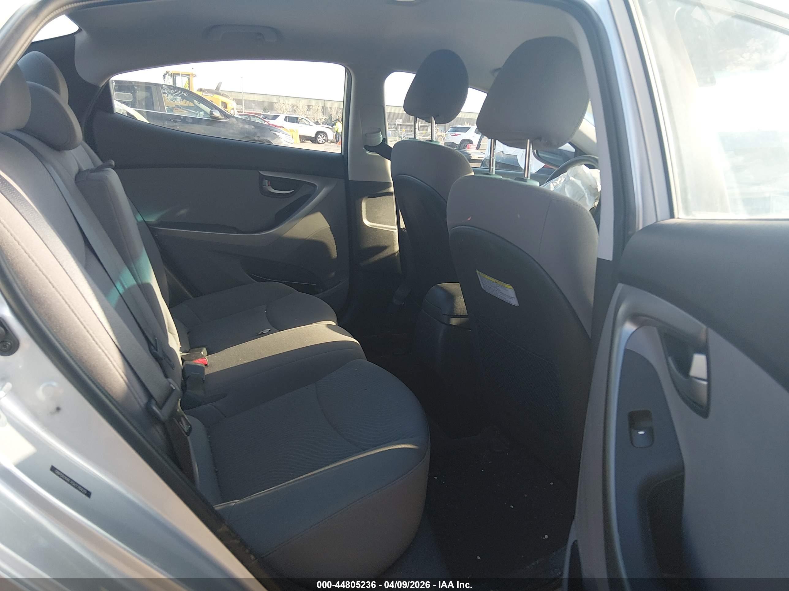 HYUNDAI ELANTRA image 8