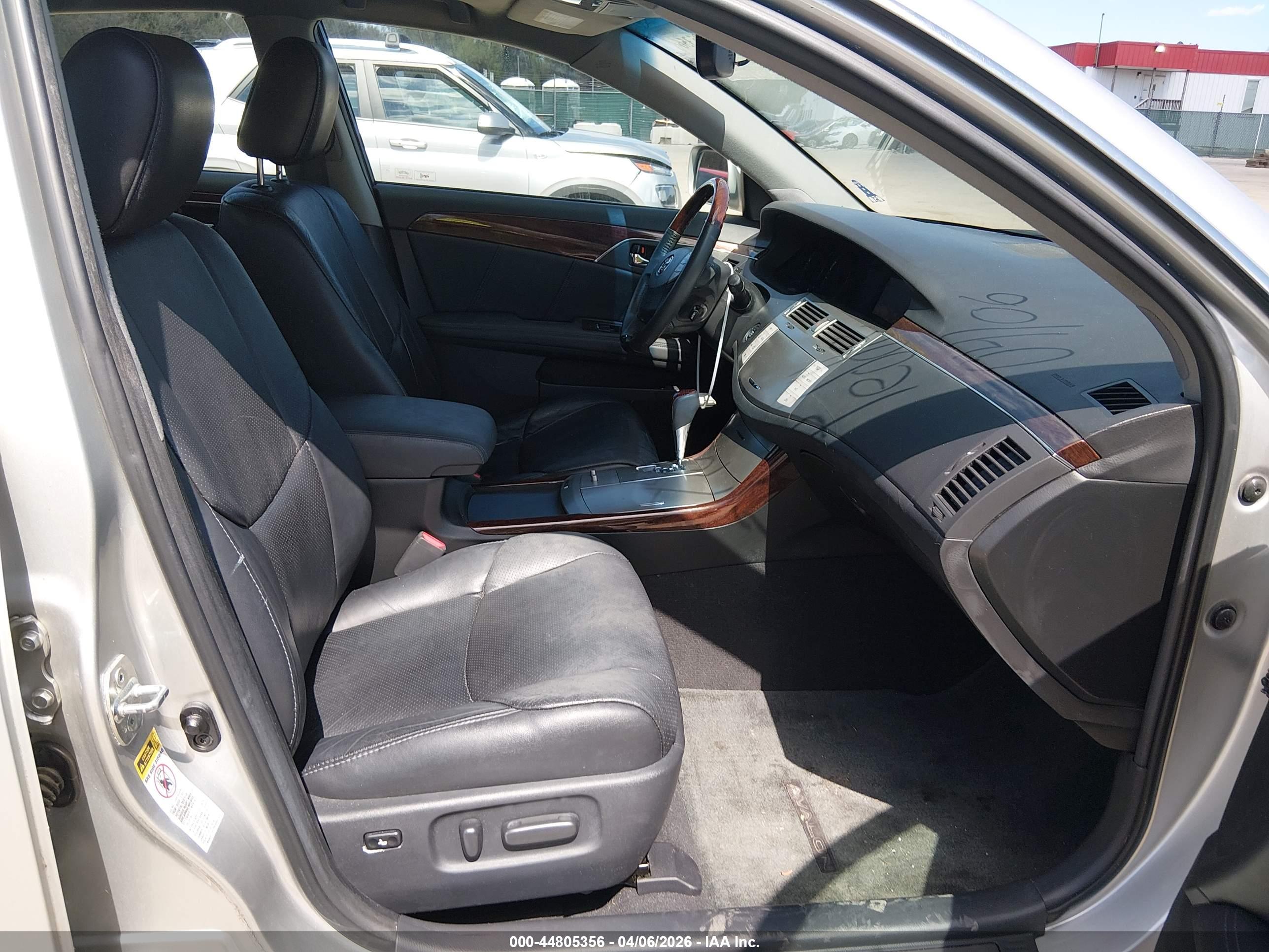 TOYOTA AVALON image 5