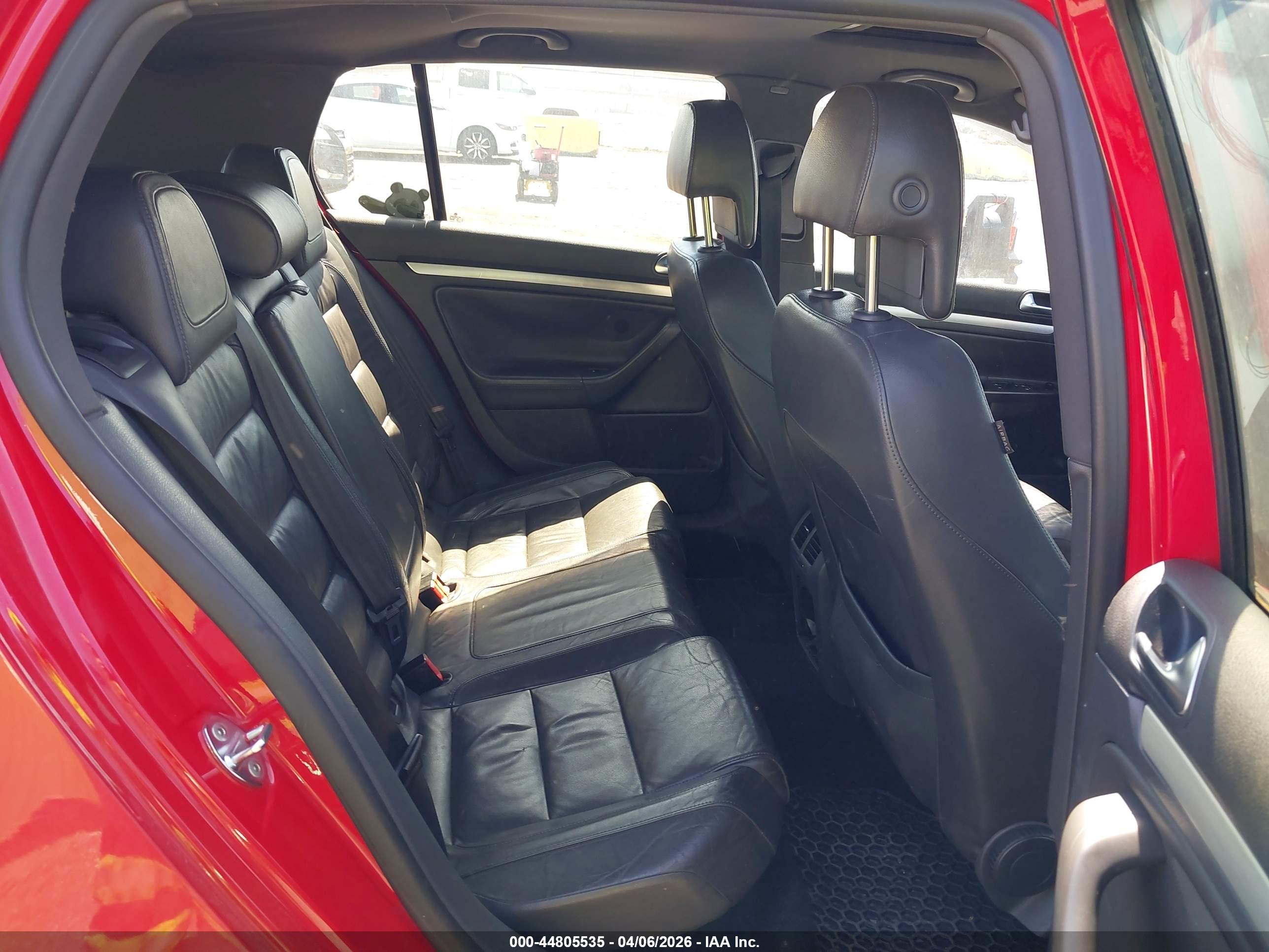 VOLKSWAGEN GTI image 8