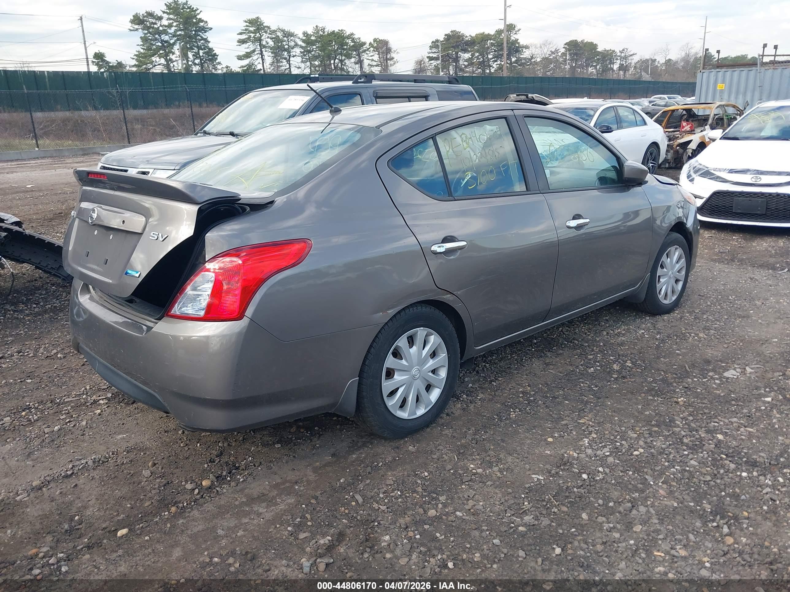 NISSAN VERSA image 4